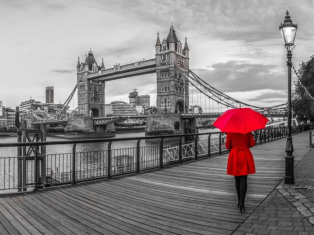 Серый Лондон. Черно белый Лондон. Лондон с красными элементами. Красный мост в Лондоне. Лондон любой