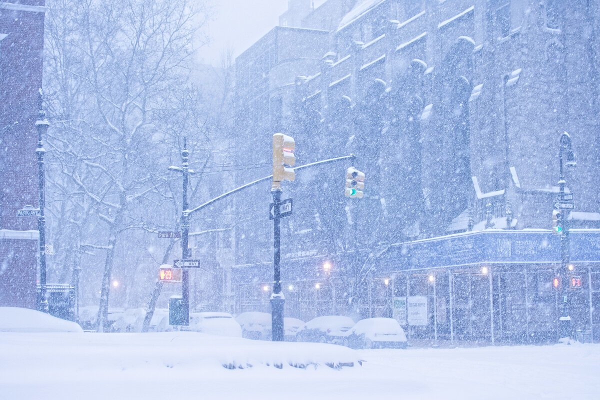 Зимний город. Снежная улица. Снегопад. Снежная зима в городе.