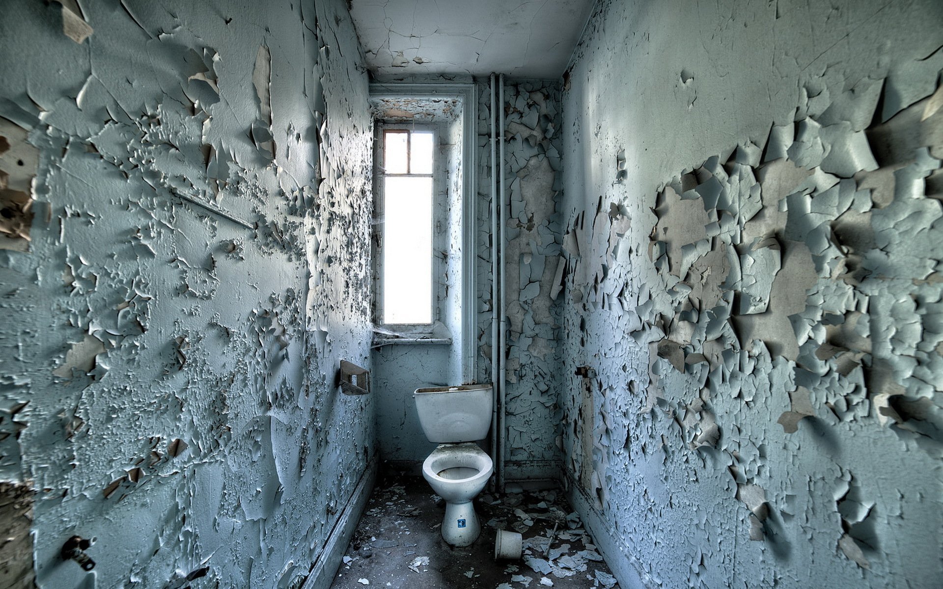Скачай страшную страшную версию туалета. Старая ванная комната. Обшарпанная ванная комната. Страшная ванная комната. Страшная квартира.