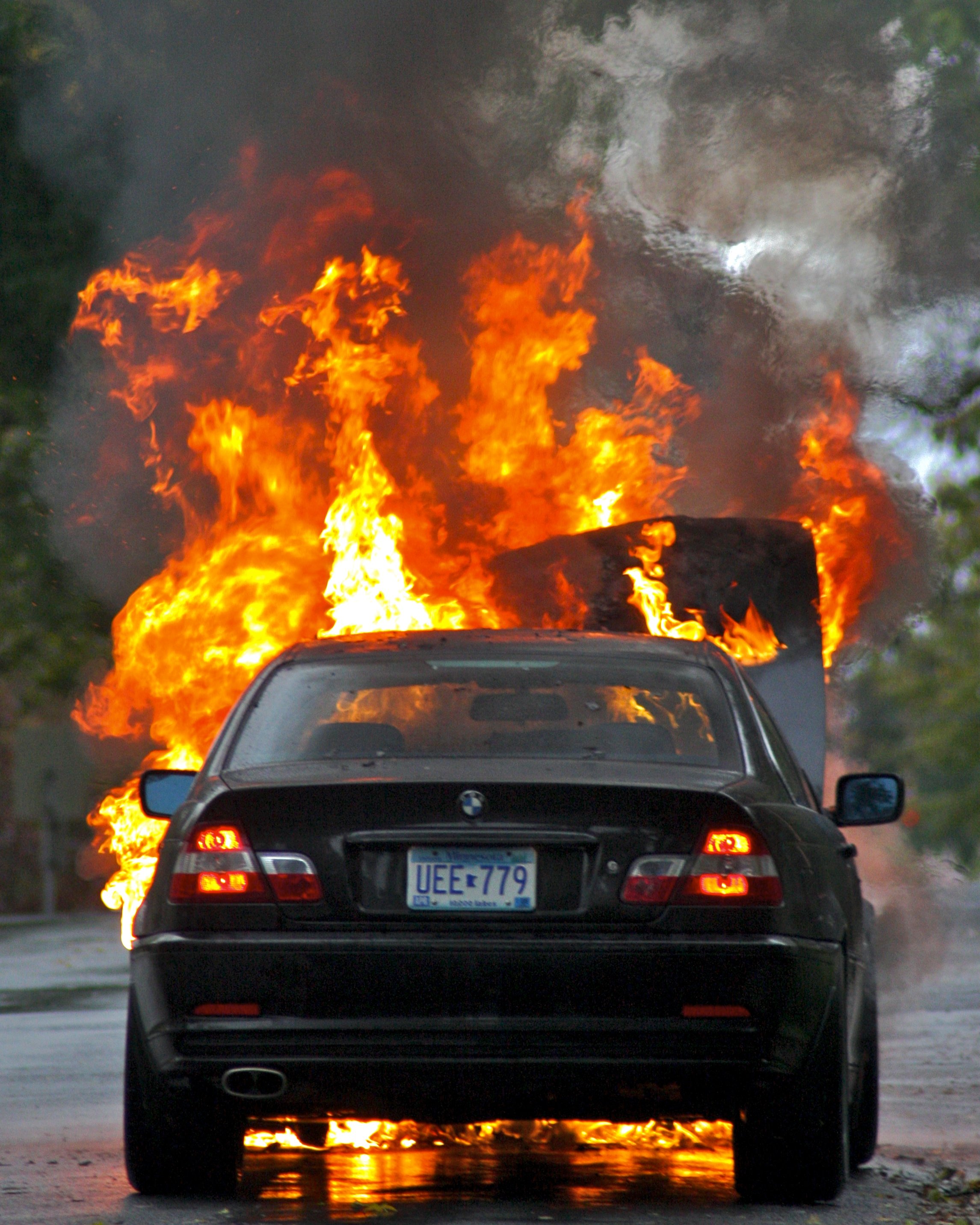 Автомобиль в огне.