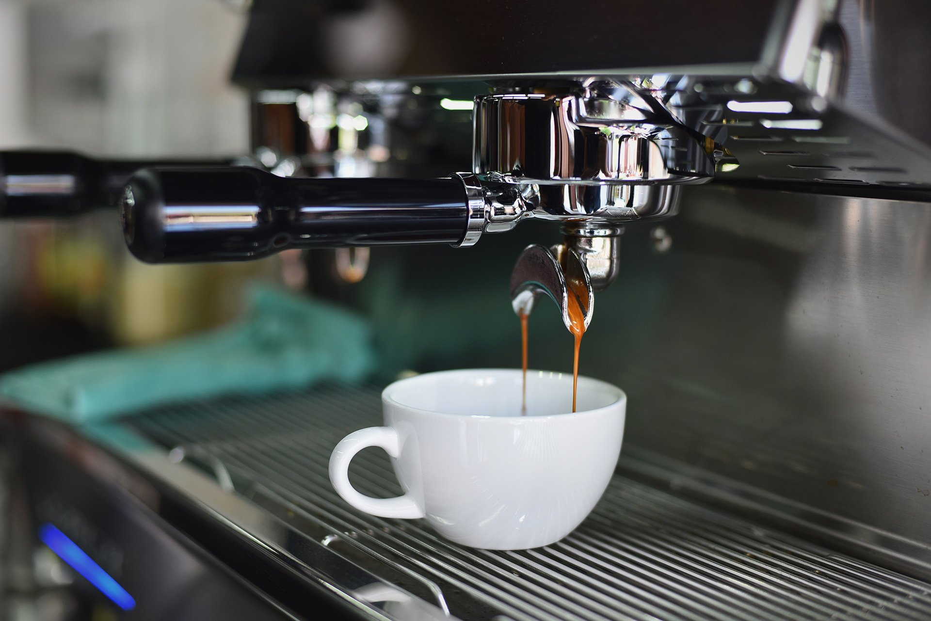 Плохо течет кофе. Espresso Machine. Кофемашина и кофе. Кофе из кофемашины. Кофемашина наливает кофе.
