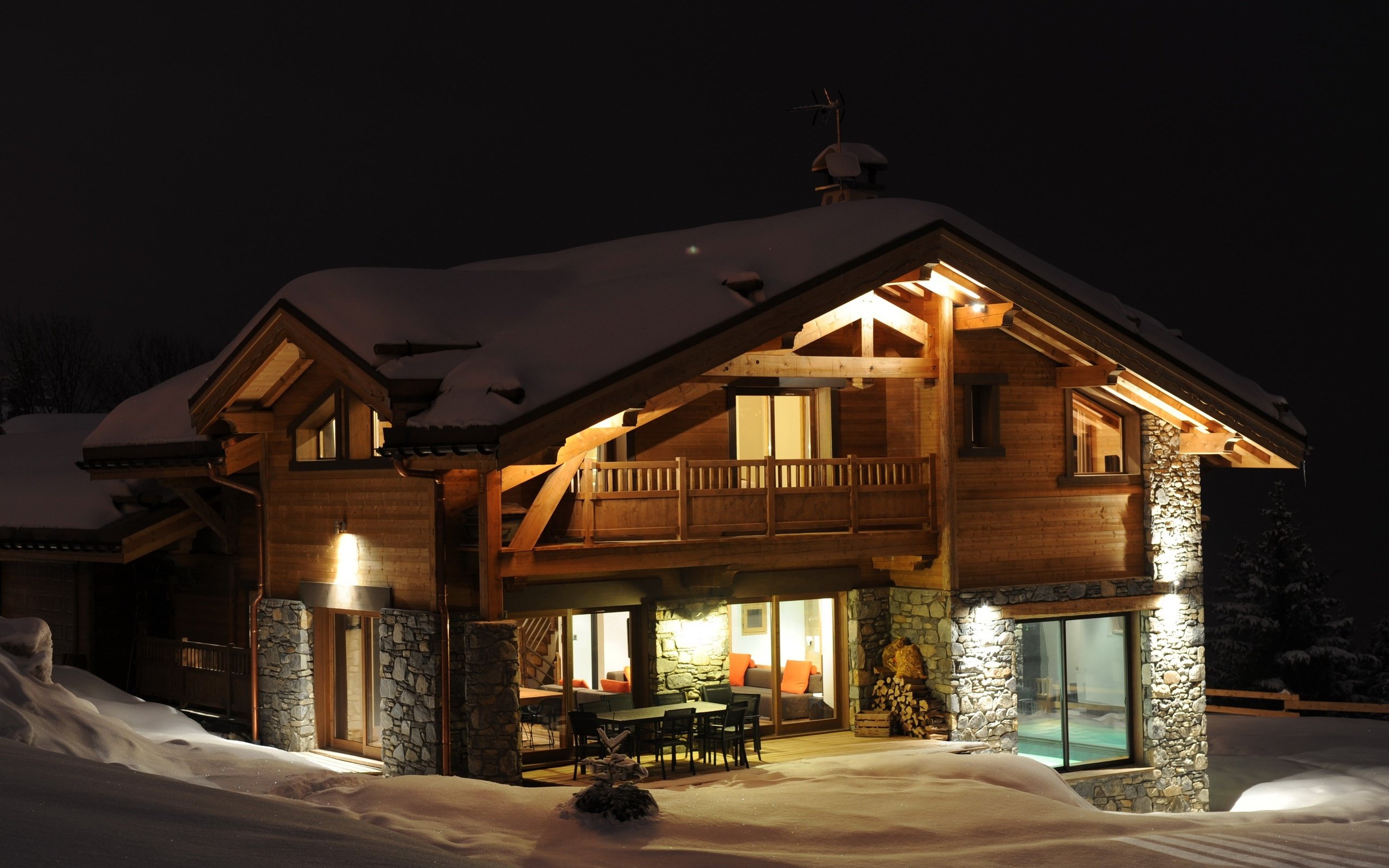 Деревянный дом снег. Фахверк в Альпах. Норвегия Шале 200. Шале Куршевель ночью. Фахверк кело.