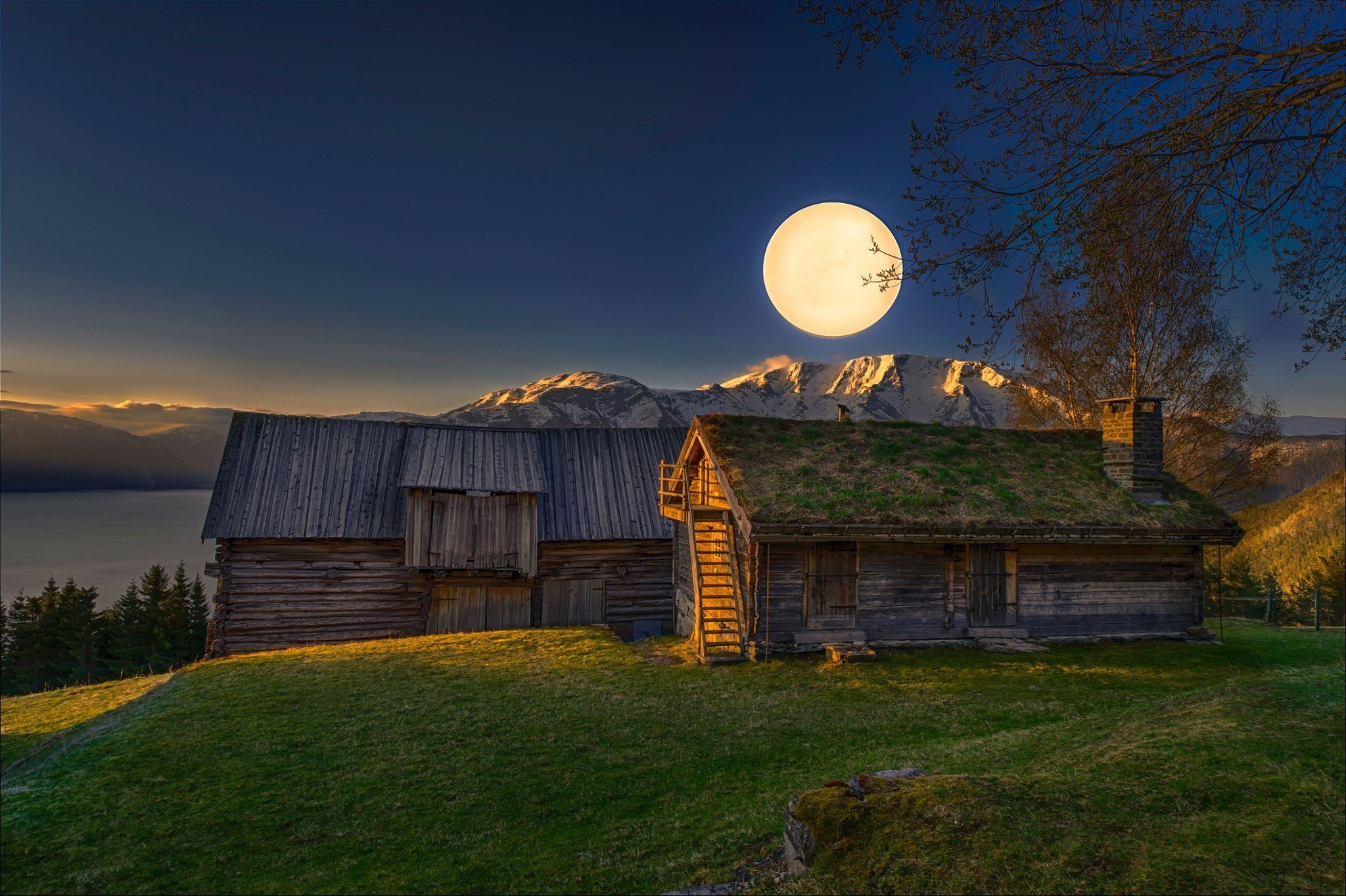 Одиноко стоящий дом. Ночь в деревне. Луна в деревне. Лунная ночь в деревне. Домик на Холме.
