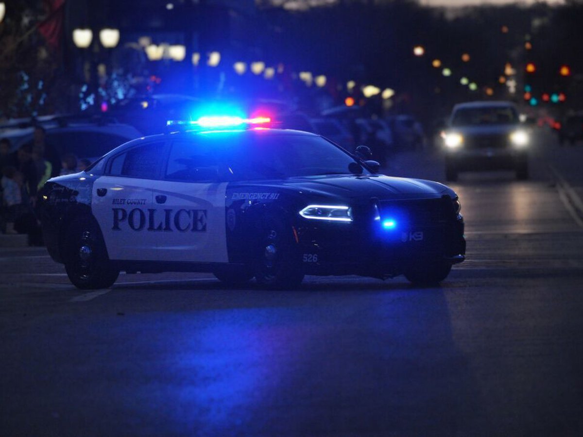 Полицейская машина фон. Полицейская машина ночью. Полицейская машина с мигалкой. Машина полиции ночью. Полиция США ночью.