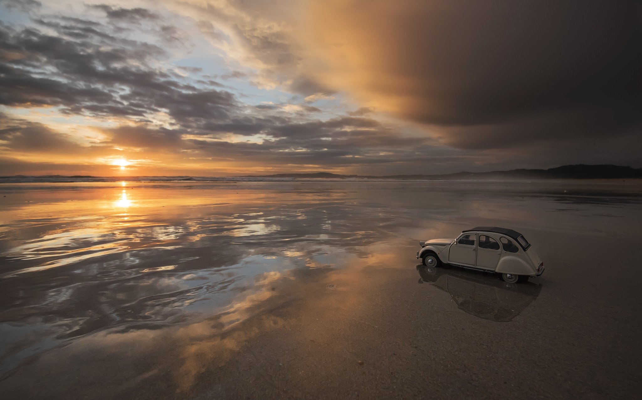 Машина едет по реке. Машина на берегу. Машина у моря. Автомобиль на закате. Машина закат море.