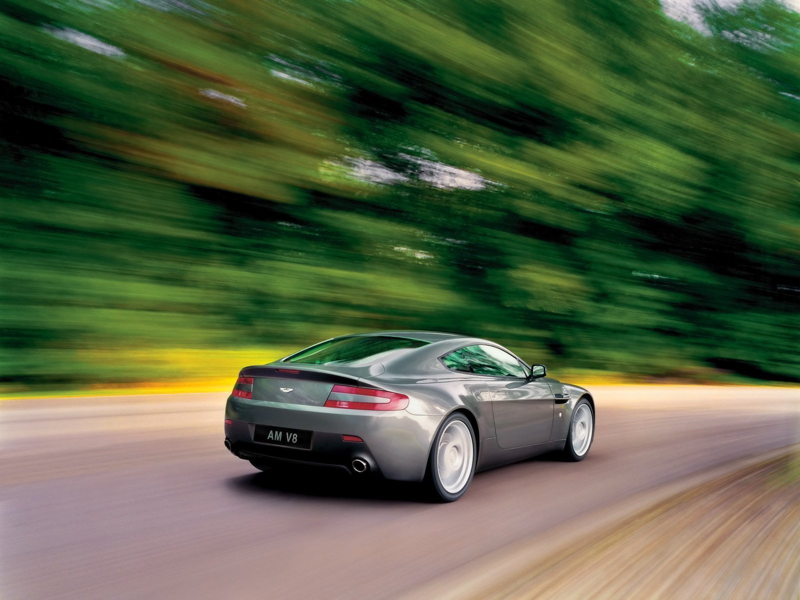 Машина катится на скорости. Aston Martin Vantage v8 gt3. Aston Martin v8 Vantage 2005. Aston Martin v8 Vantage.