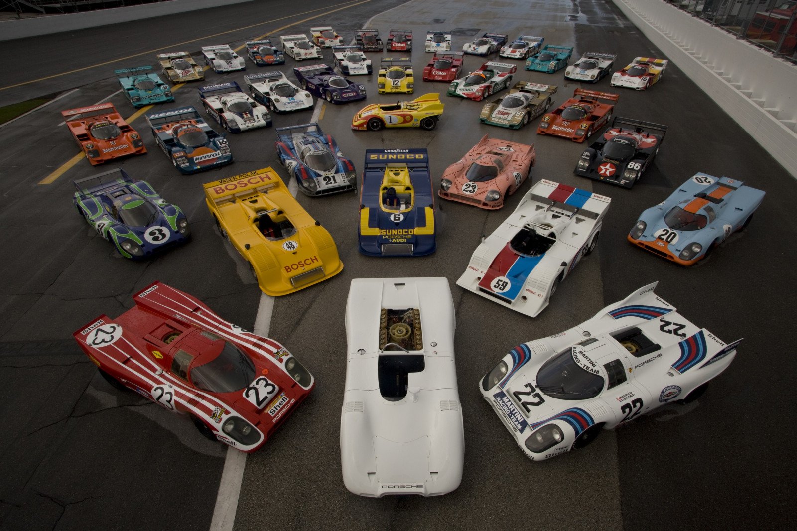 10 машинок игры. Porsche 917 1975. Гонки на игрушечных машинках. Игрушечные машинки игра. Машинки Race car.