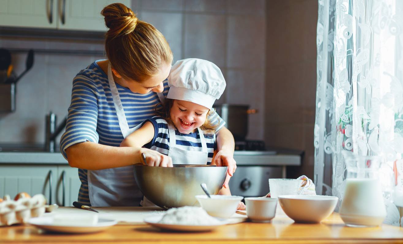 Мама помогает сыну домашнее. Мама с ребенком на кухне. Кухня для детей. Готовка с детьми на кухне. Фотосессия на кухне.