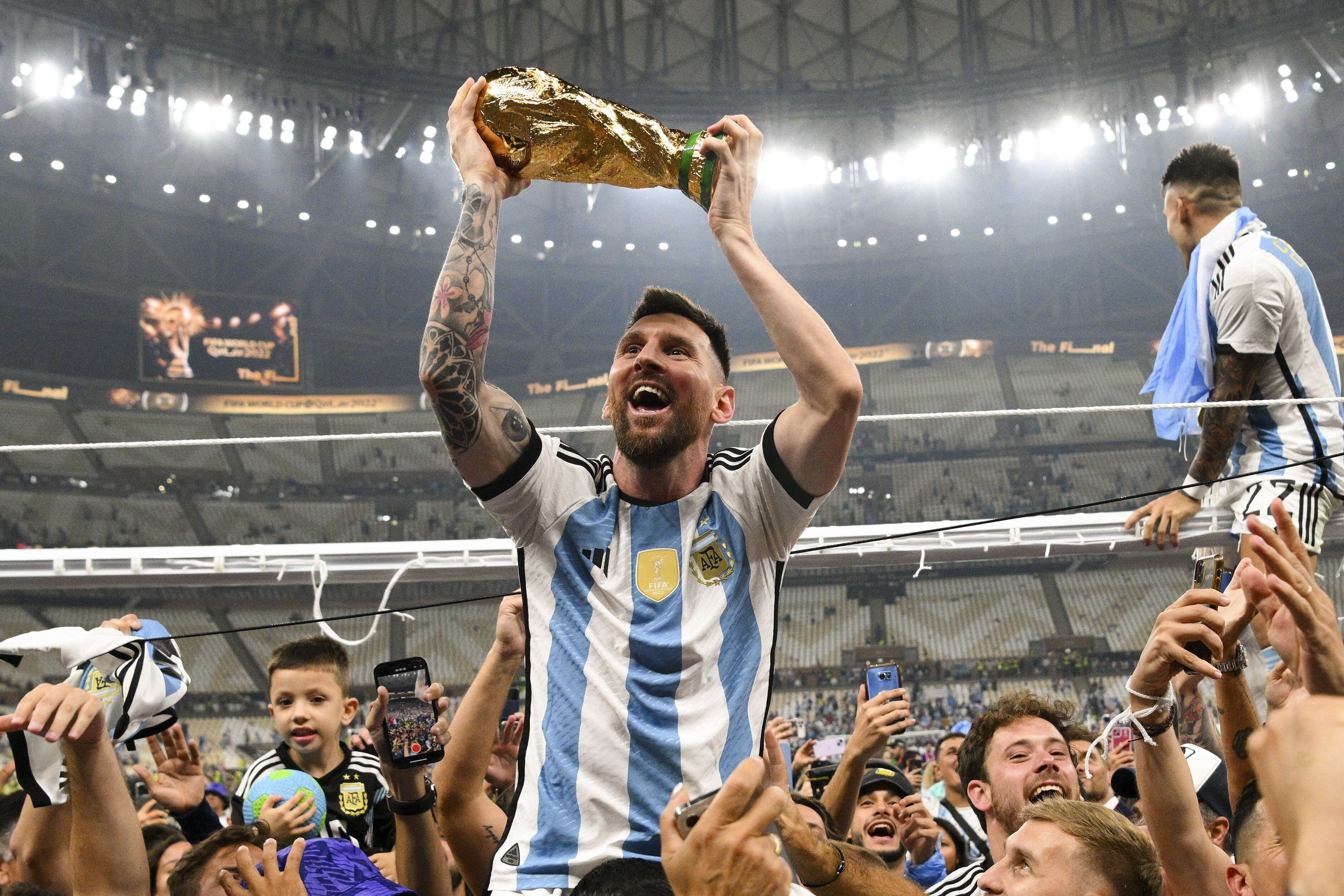 Году его признали лучшим. Лионель Месси Аргентина 2022. Аргентина футбол Месси Лионель 2022. Месси Аргентина 2022 с Кубком.