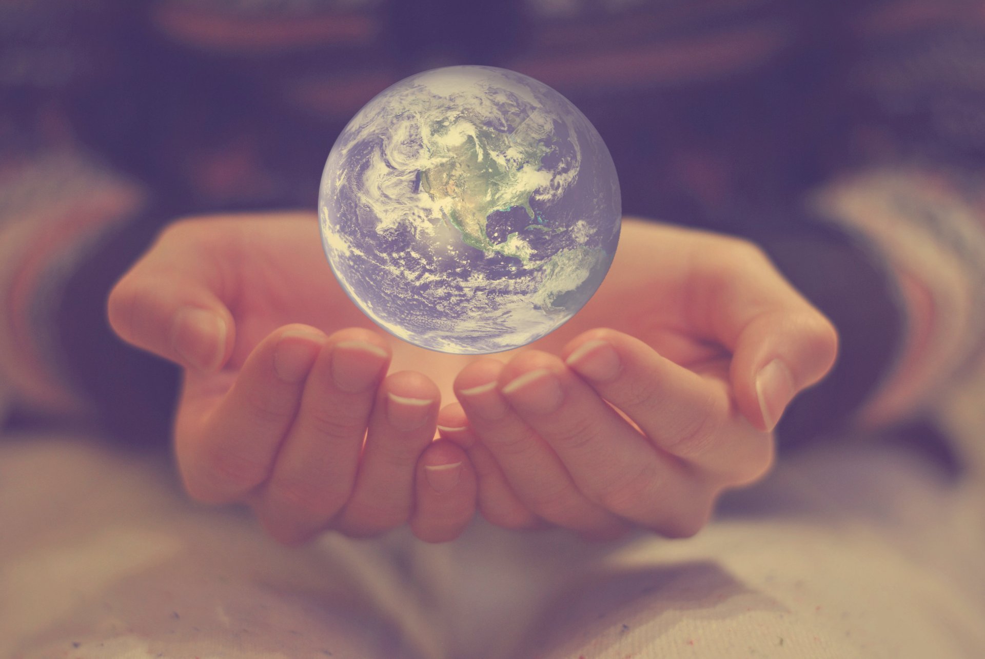 Хрупкий мир 2. Земной шар в руках. Земля в руках. Хрустальный шар в руках.