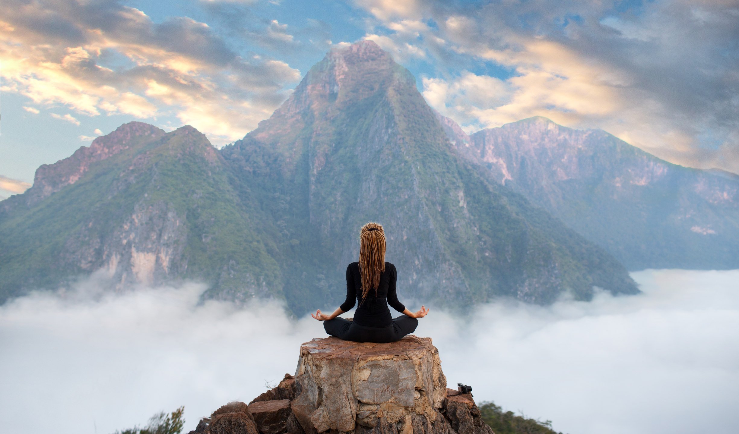 Интересный мир дзен. Медитация в горах. Вершина горы. Йога в горах. Йога на вершине горы.
