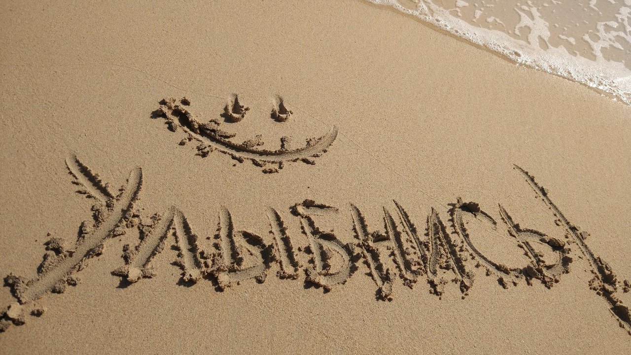 Дно картинки надпись. Надпись на песке. Красивые надписи на песке. Надпись на песке счастье. Надпись на песке на море.