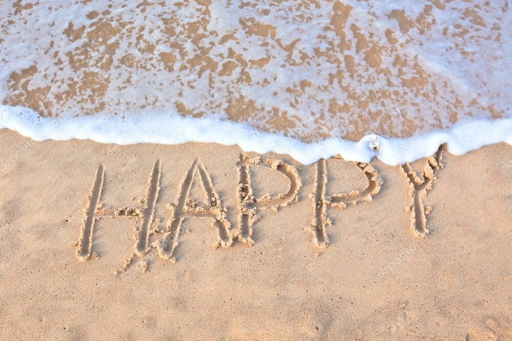 Счастье есть на английском. Надпись на песке. Надпись на песке на море. Надпись на песке счастье. Счастье есть надпись на песке.