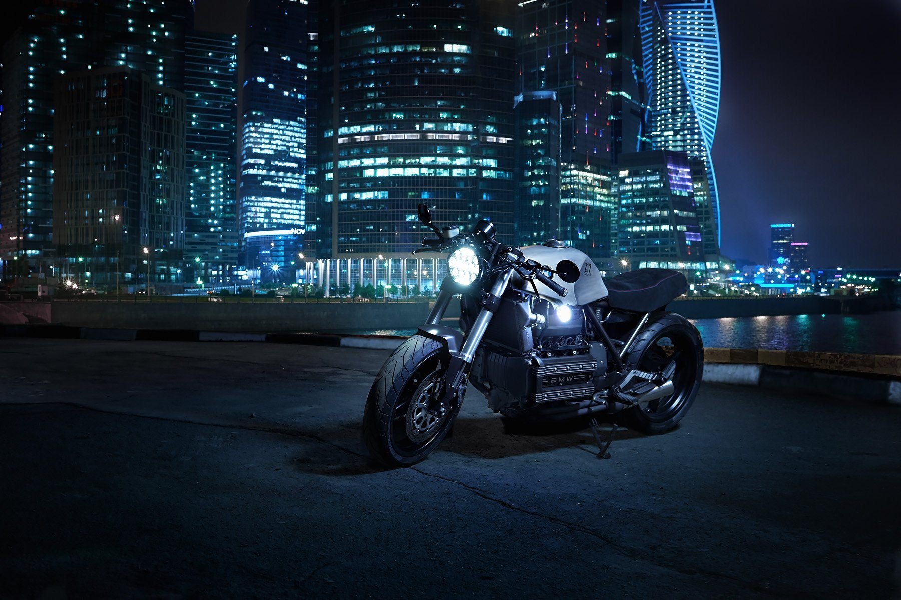Городской байк. Z17 Moto. Мотоцикл Мерседес АМГ. Мотоцикл ночью. Мотоцикл на фоне города.
