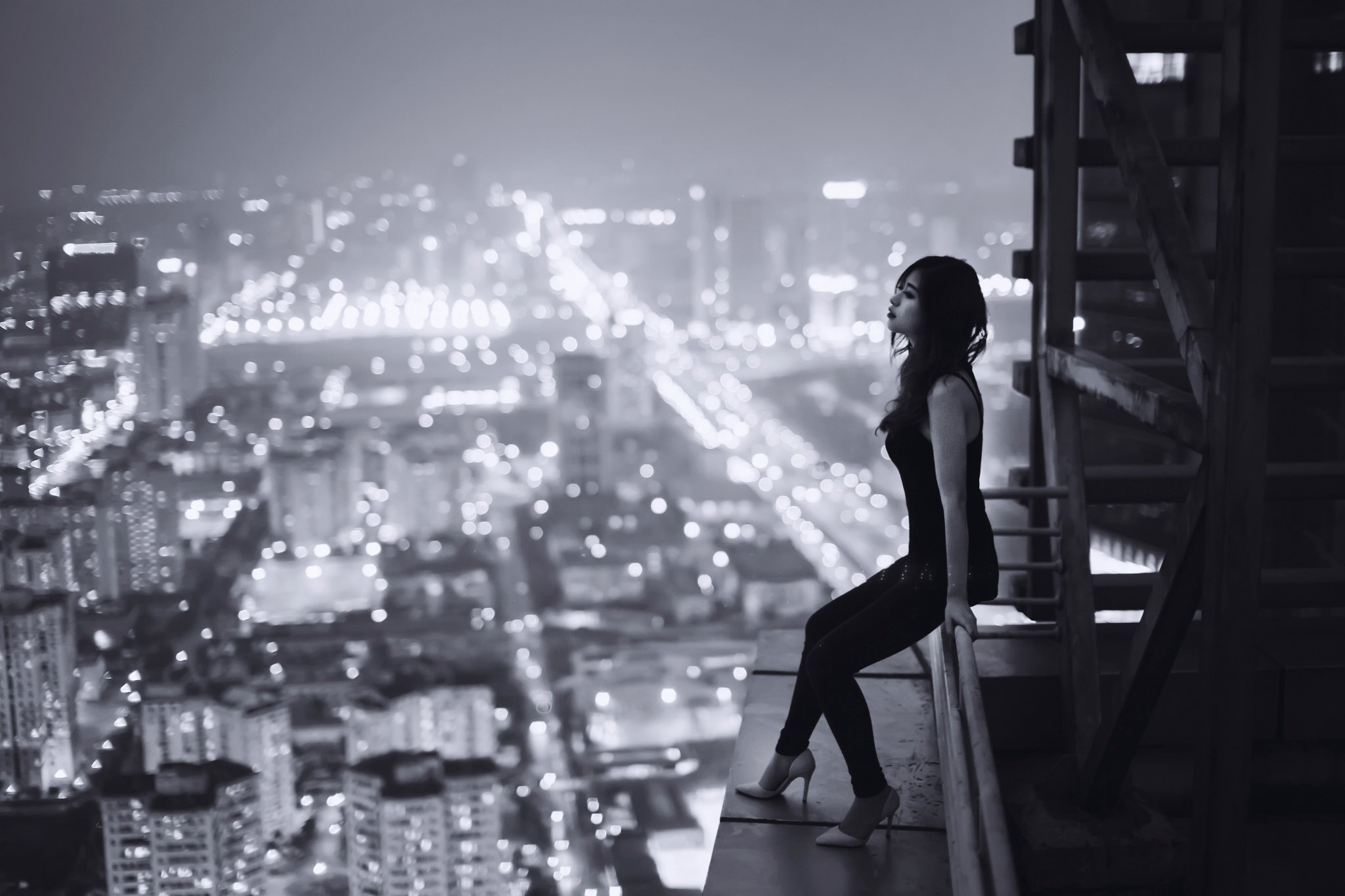Одинокая девушка. Одиночество девушка. Девушка и ночной город. Фотосессия на фоне ночного города.