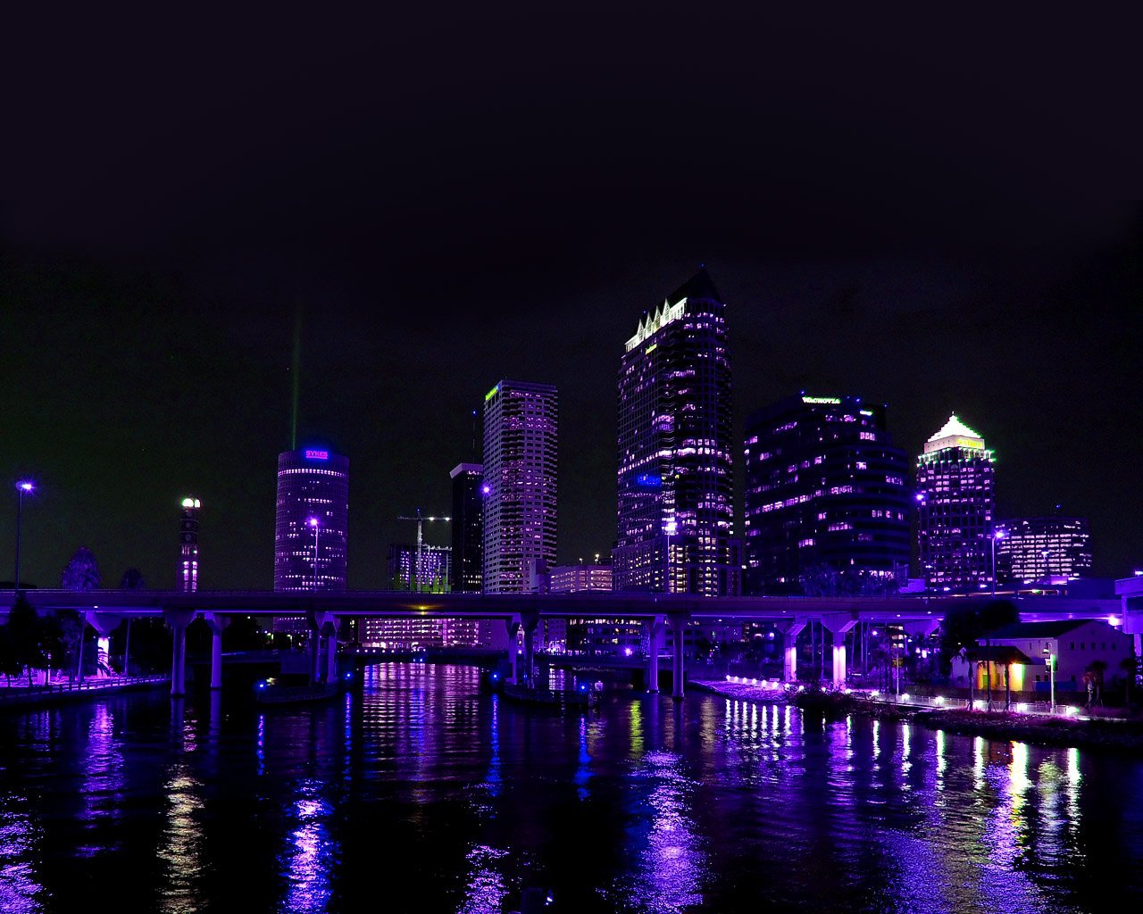 Ночное таем. Фиолетовый Найт Сити. Ночной Найт Сити. Город ночью. Фиолетовый город.