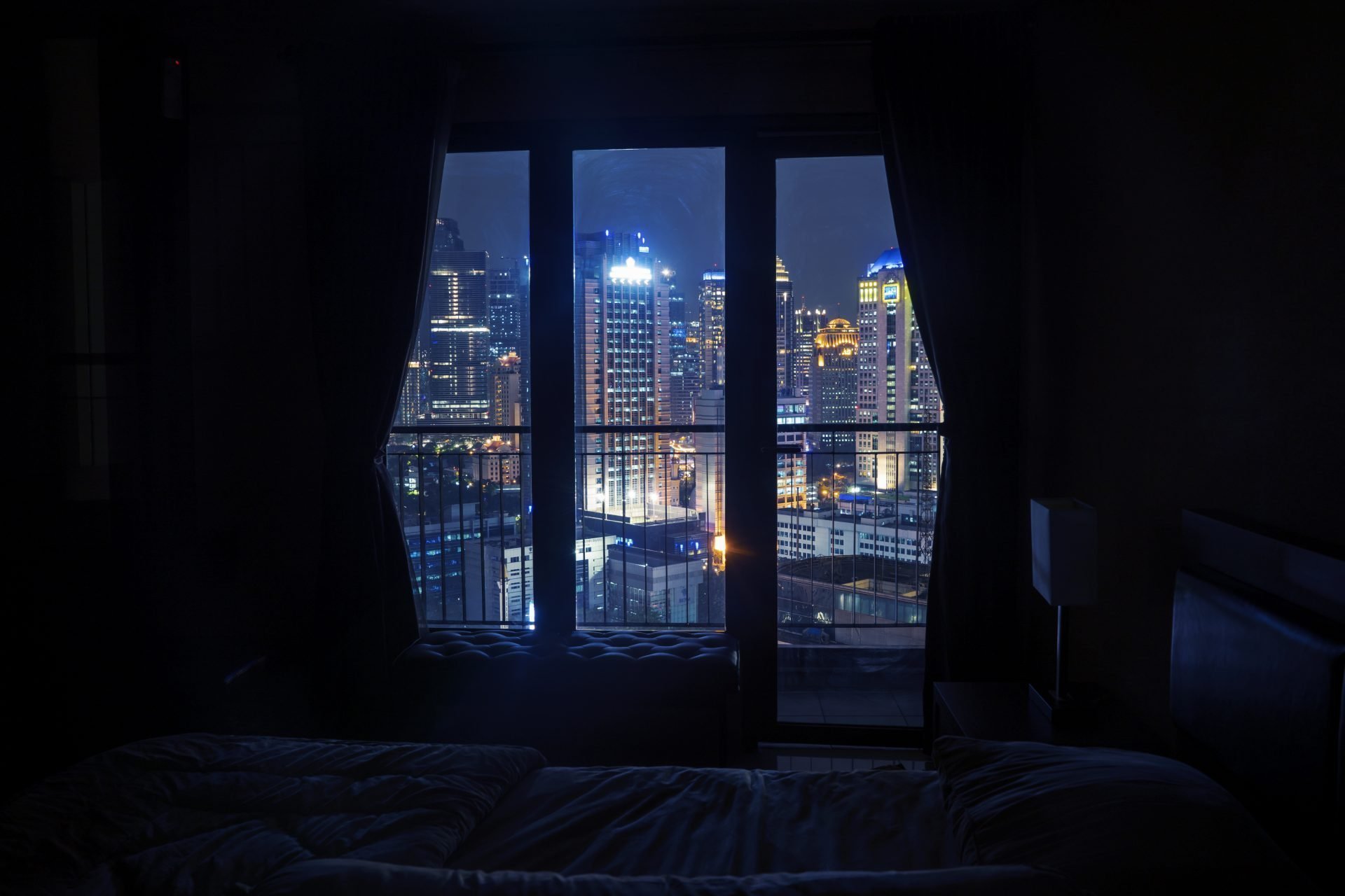 Ночь за окном и звон. Комната с окном ночью. Ночное окно в комнате. Ночная комната с кроватью у окна. Ночной вид из окна.