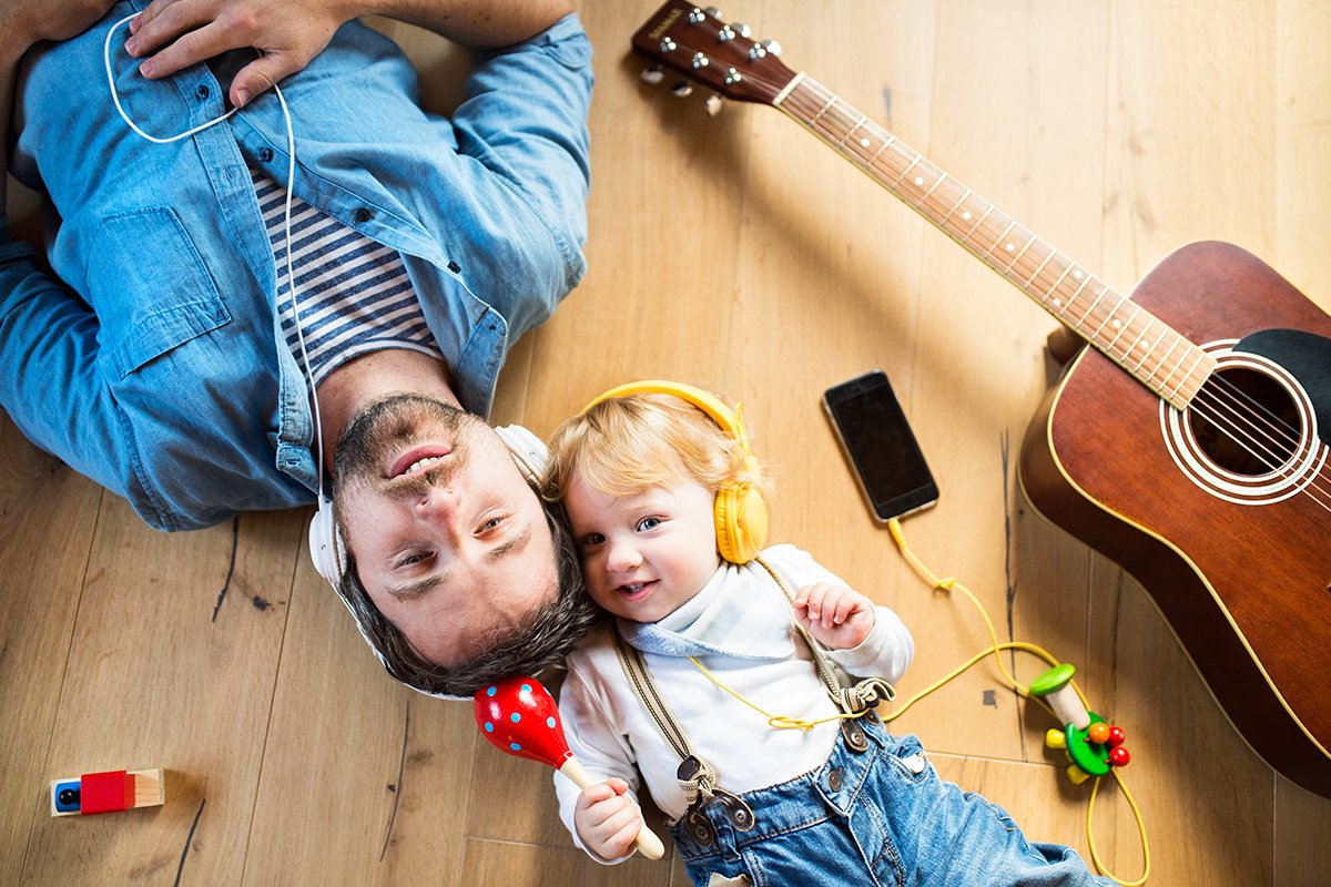 Родители с детьми занимаются музыкой. Музыкотерапия. Дети СЛУШАЮТ музыку.