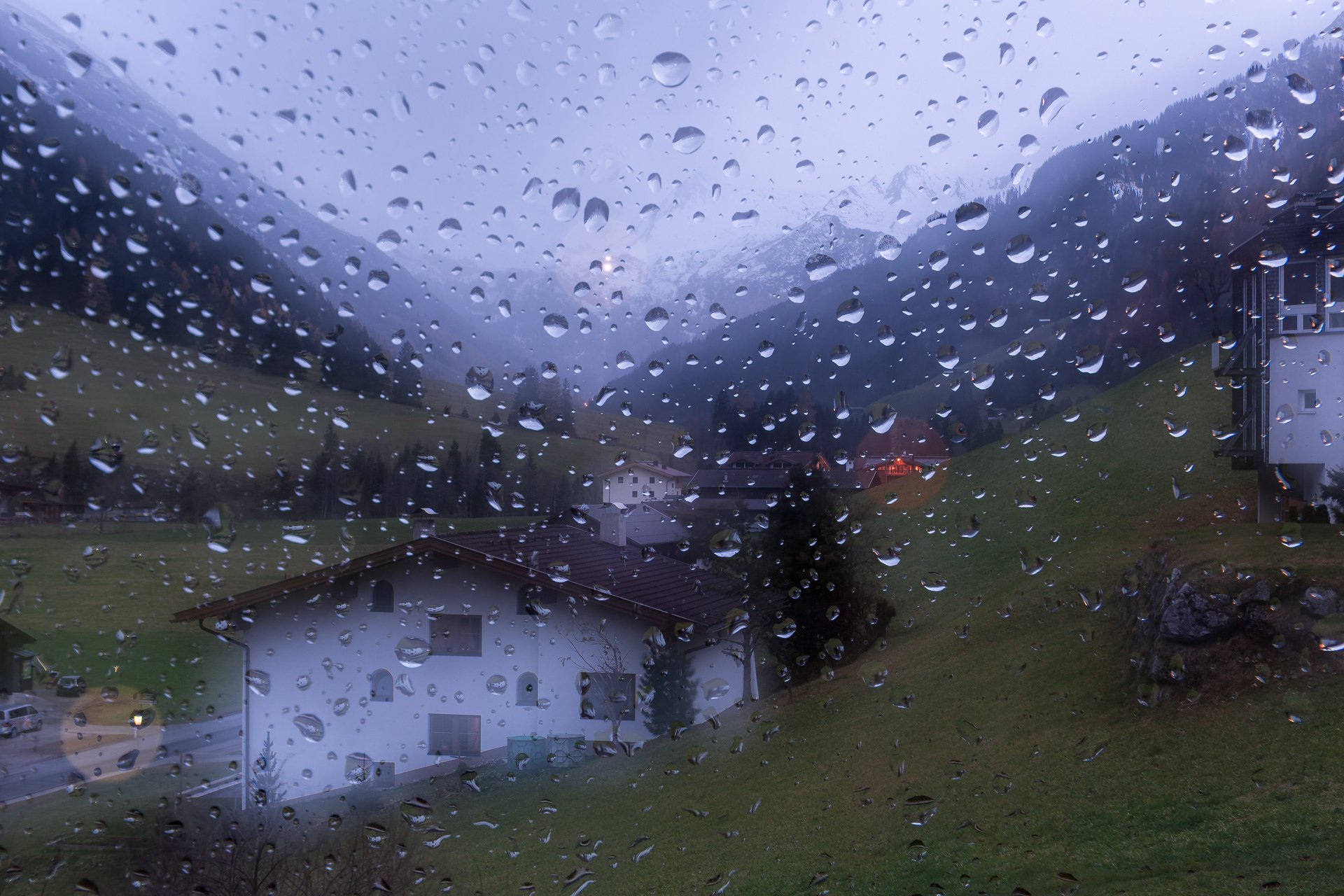 Дождь идет по песню крышам. Дождь из окна. Дождь за окном. Дождь дом. Дождь в окне.