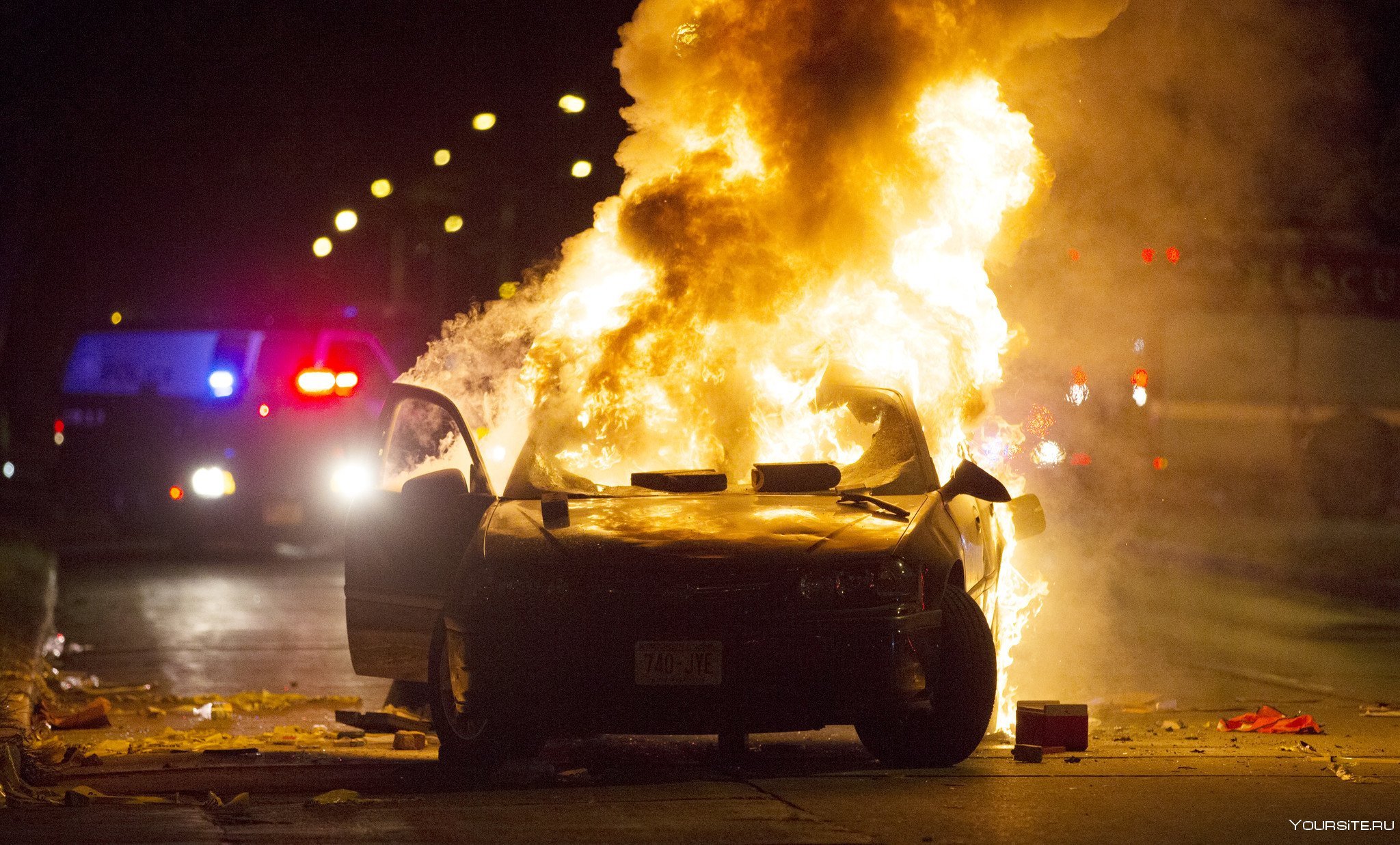 Машина в огне. Горящие машины полиции. Разбитая горящая машина.