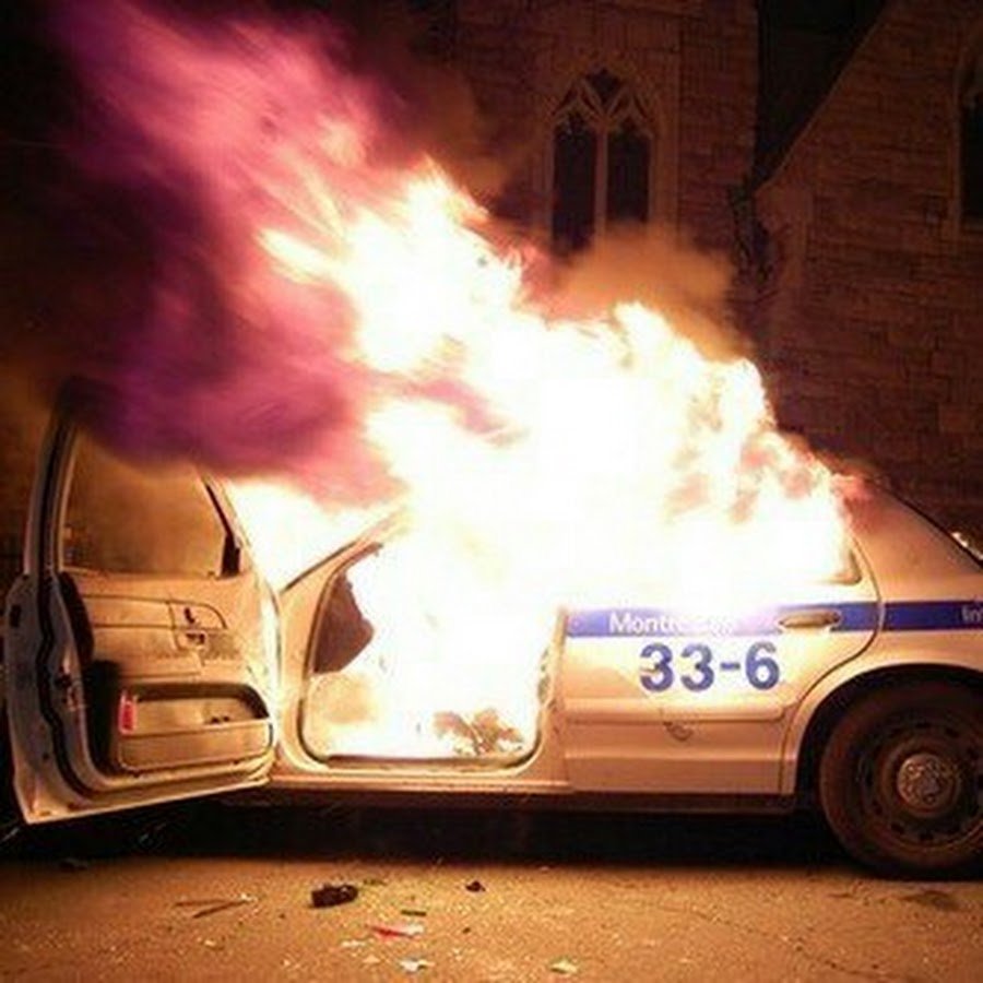 Горящие машины полиции. Горящий полицейский автомобиль. Сгоревшая Полицейская машина.
