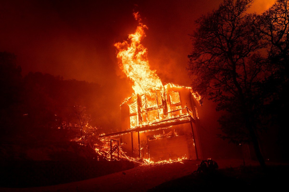 Пожар на заревом. Лесные пожары в Калифорнии 2020. Горящий дом. Горящее здание. Наружные пожары.