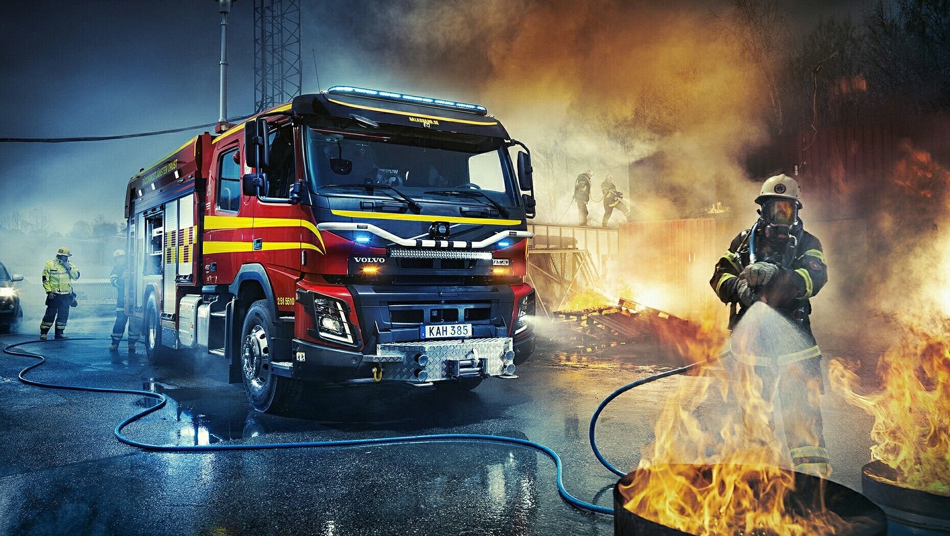 Пожарные Volvo FMX. Volvo FMX Crew Cab. Volvo Truck 2022. Пожарный на фоне машины.