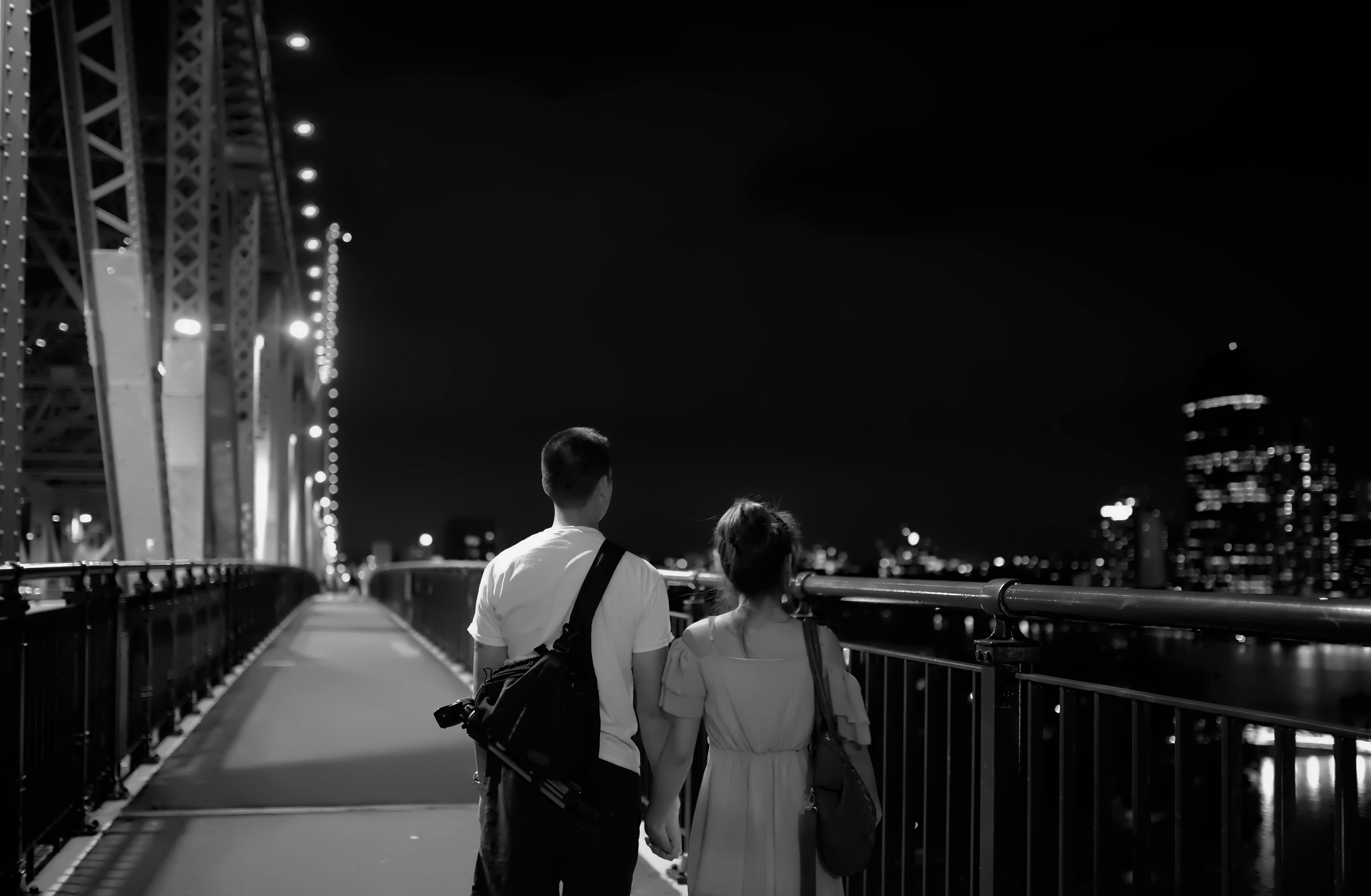 Гуляем по ночному. Влюбленные на мосту. Парочка в ночном городе. Влюбленные в ночном городе. Прогулка ночью.