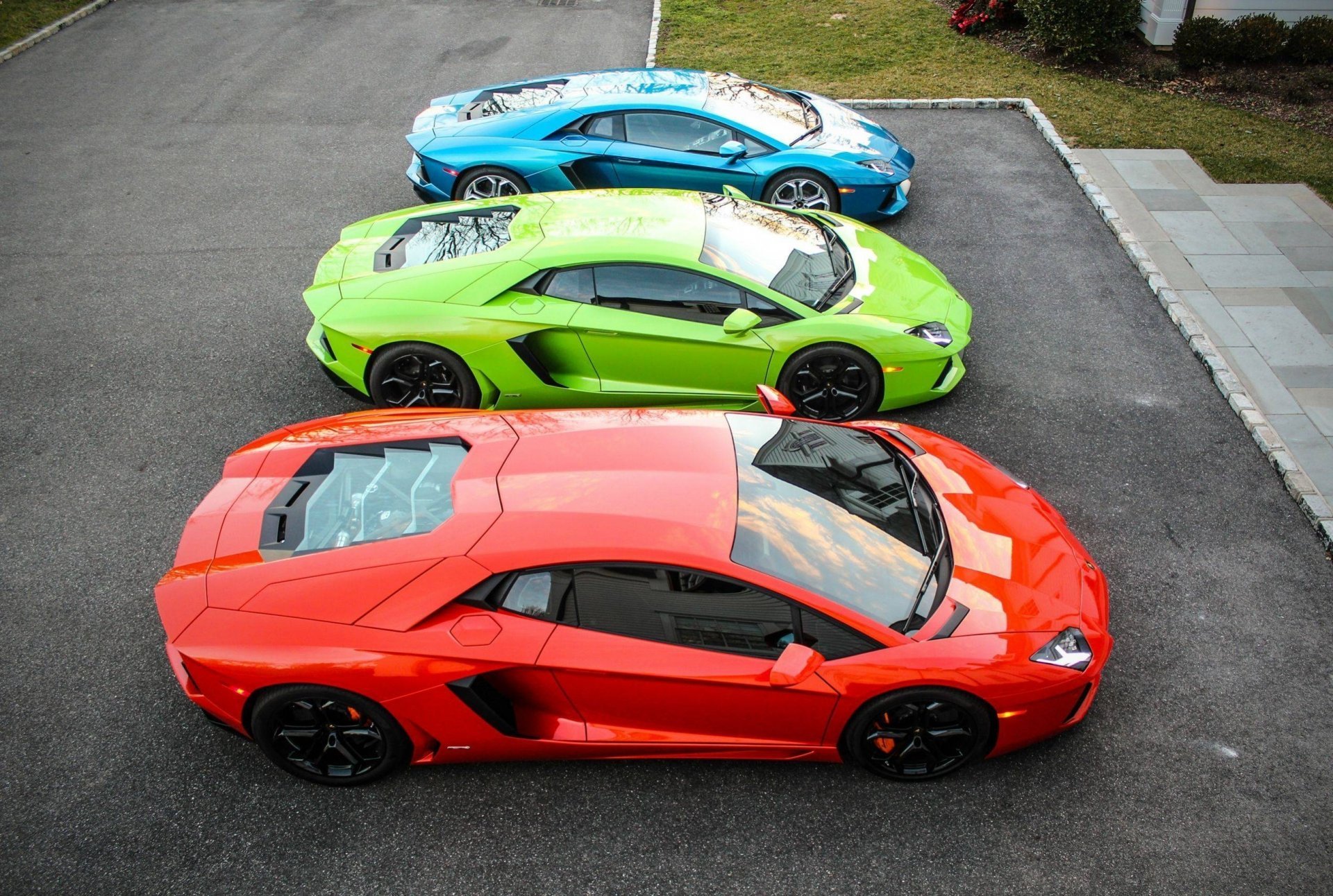 Машинки разного цвета