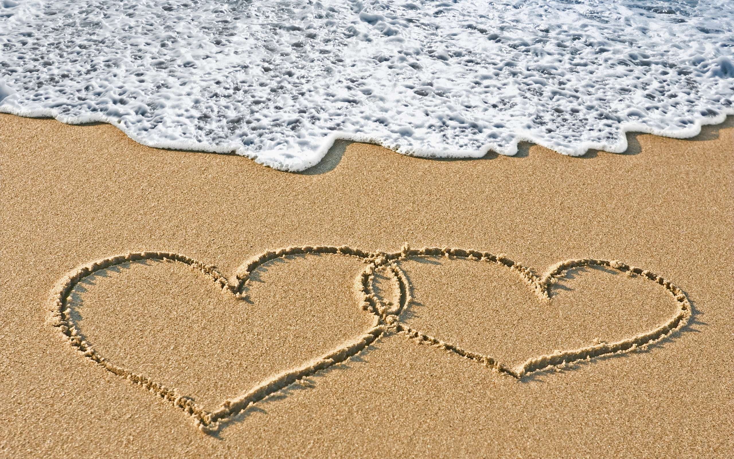 Обои на стол любовь. Обои на рабочий стол любовь. Сердце на пляже. Сердечко на песке. Сердечко нарисованное на песке.