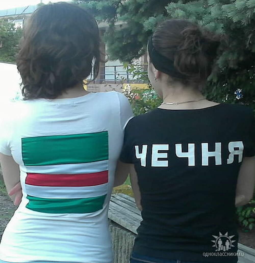 Чеченец надпись. Девушки в футболке Чечня. Чеченка надпись. Чечня надпись.