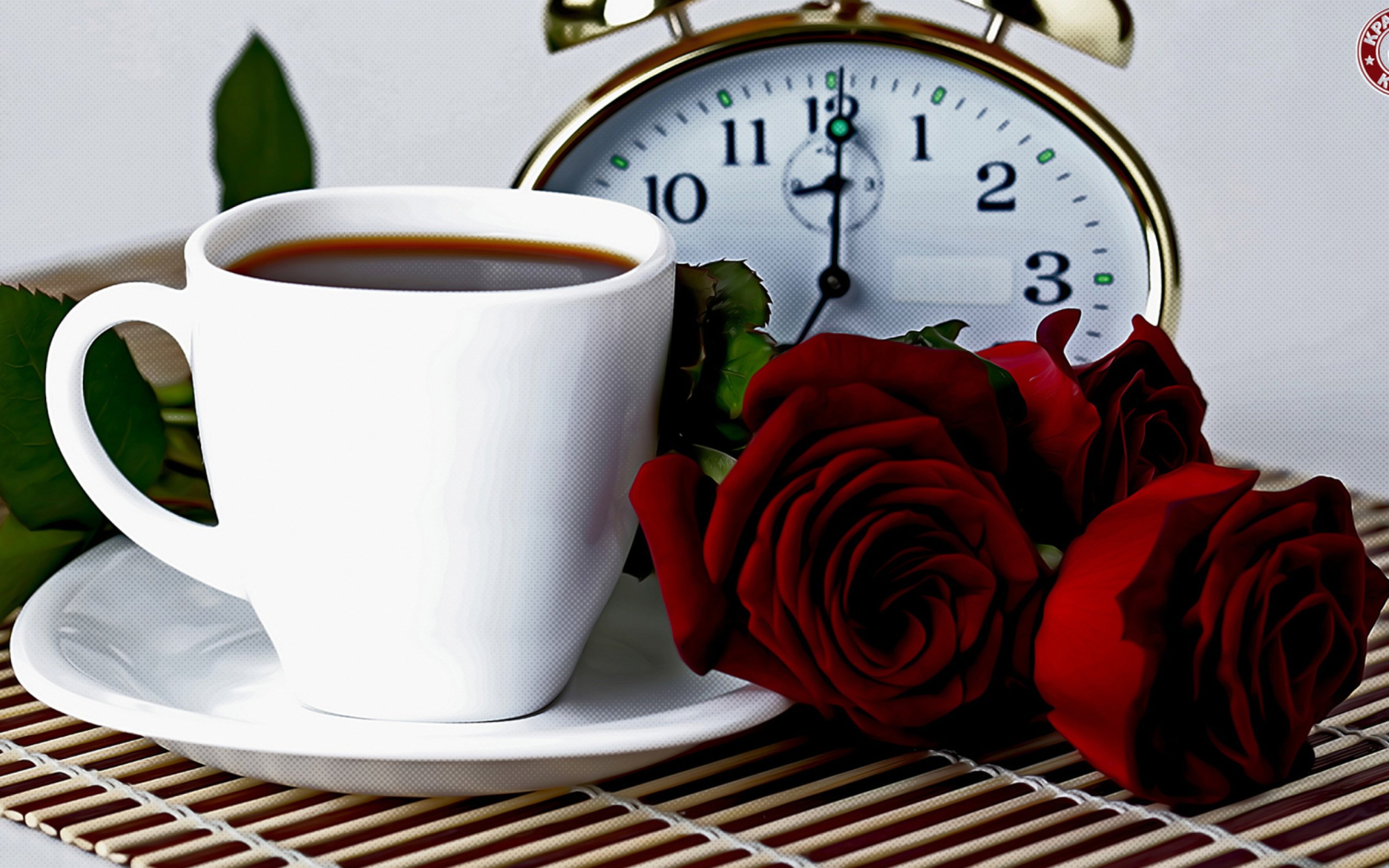 Доброе утро розы надписи. Кофе и цветы. Цветы и кофе с добрым утром. Чашка кофе с добрым утром. Кофе с цветами.