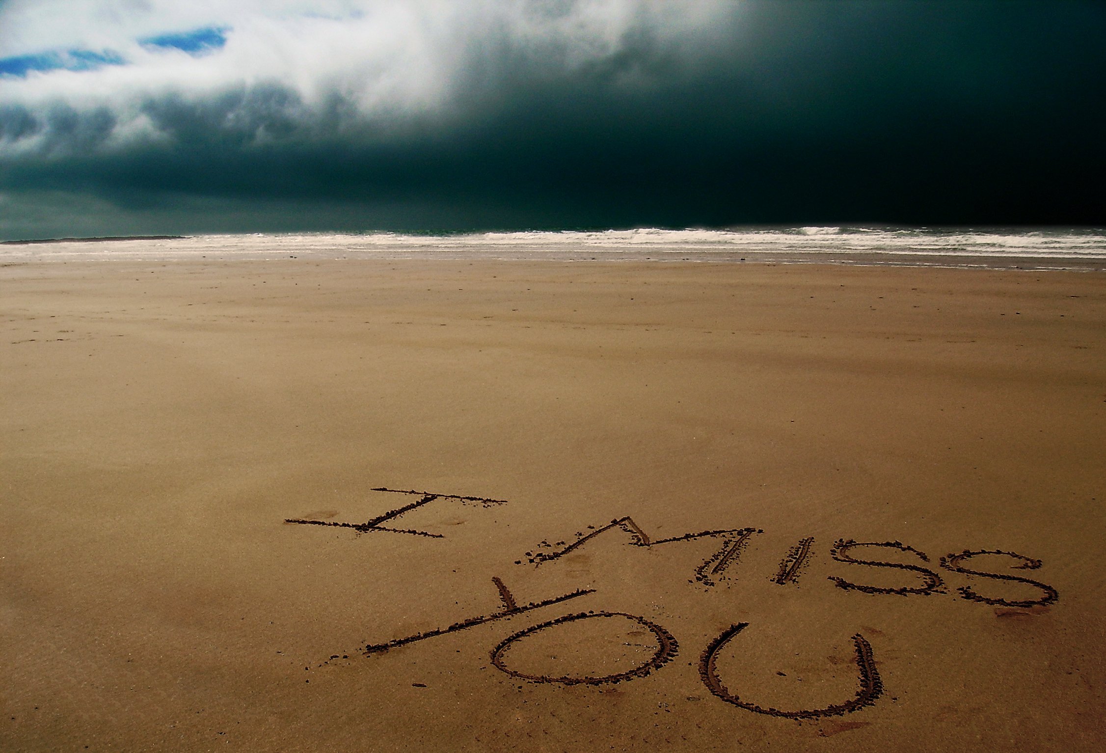 Жду безумно. Скучаю надпись на песке. Скучаю написано на песке. Я скучаю. Скучаю по тебе надпись на песке.