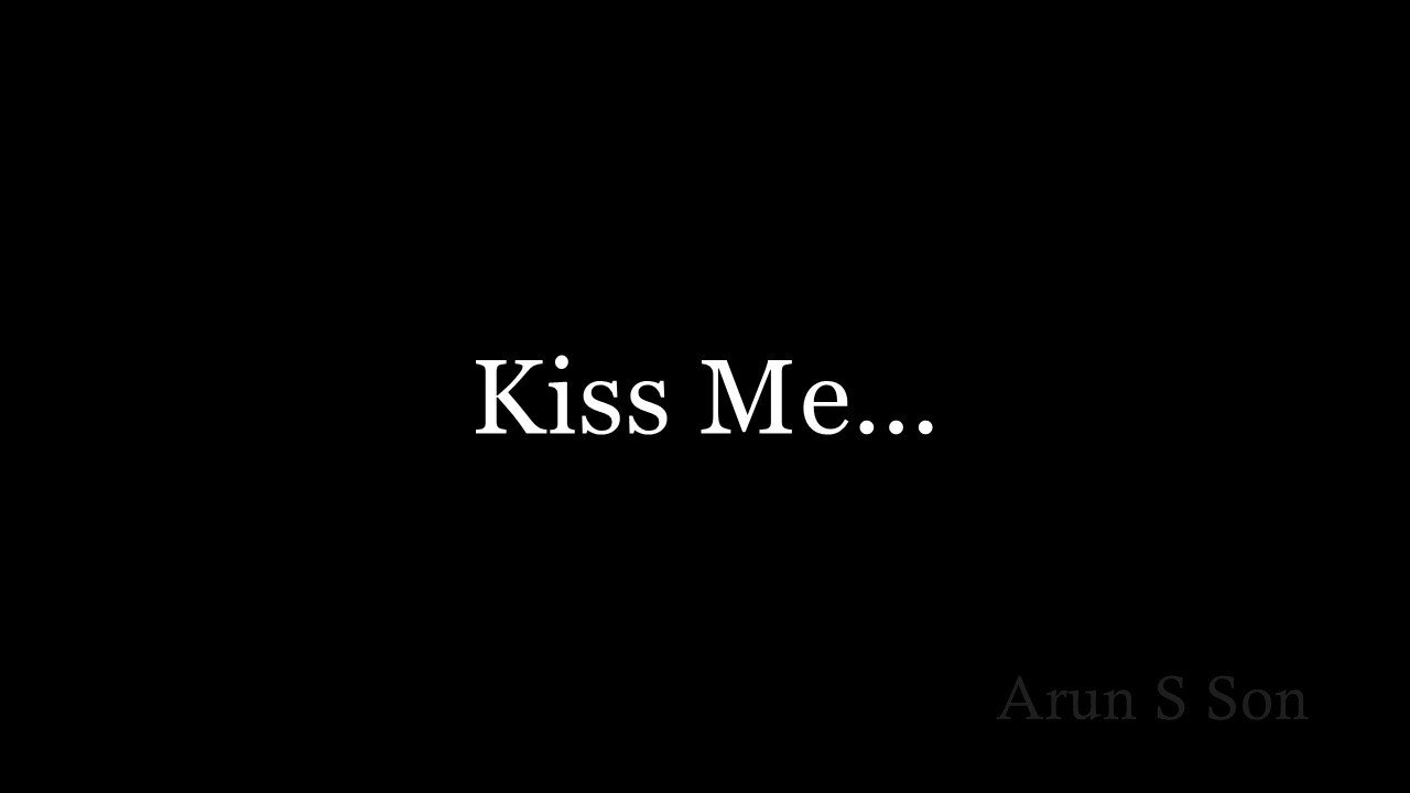 Кис ми перевод. Надпись Kiss me. Надпись поцелуемся на черном фоне. Кис ми кис ми. Надпись поцелуй меня на черном фоне.