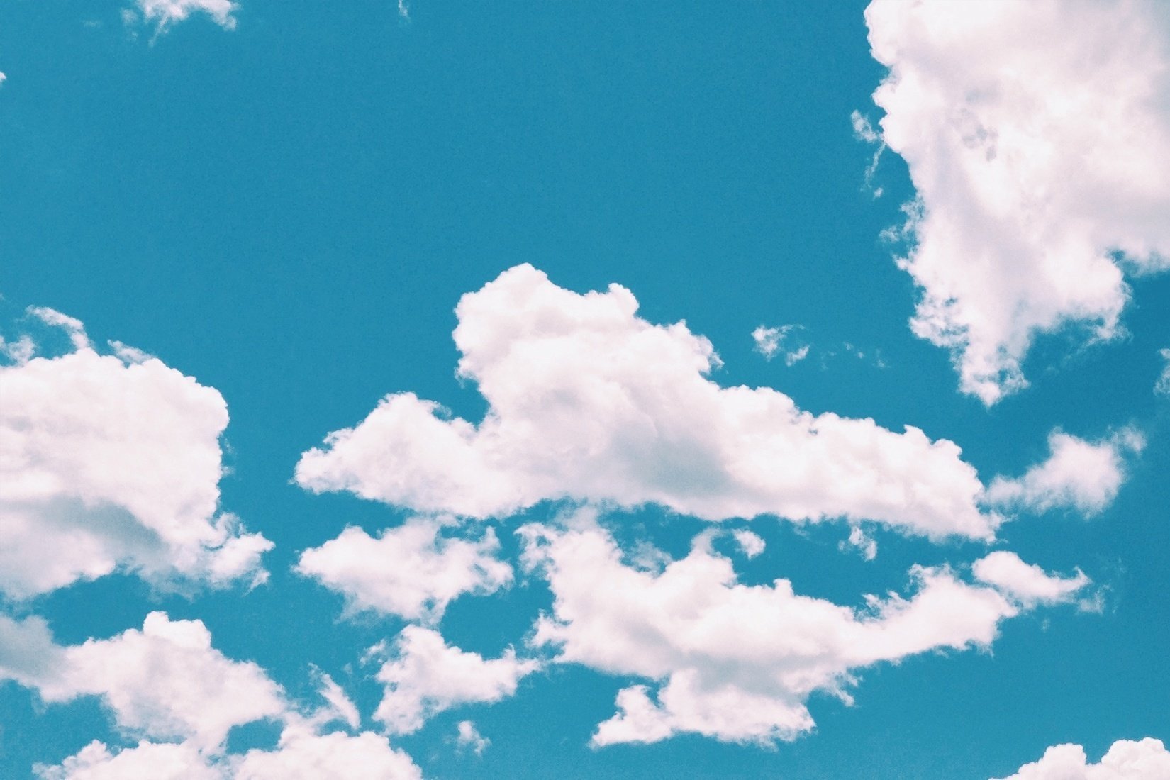 Посмотри на небо на телефон. Облака. Фон облака. Голубое небо с облаками. Красивые облака.