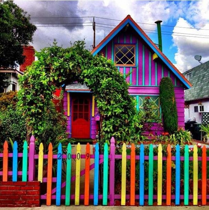 Дом в красочном. Разноцветный дом. Разноцветный забор. Цветные домики. Разноцветный дачный домик.