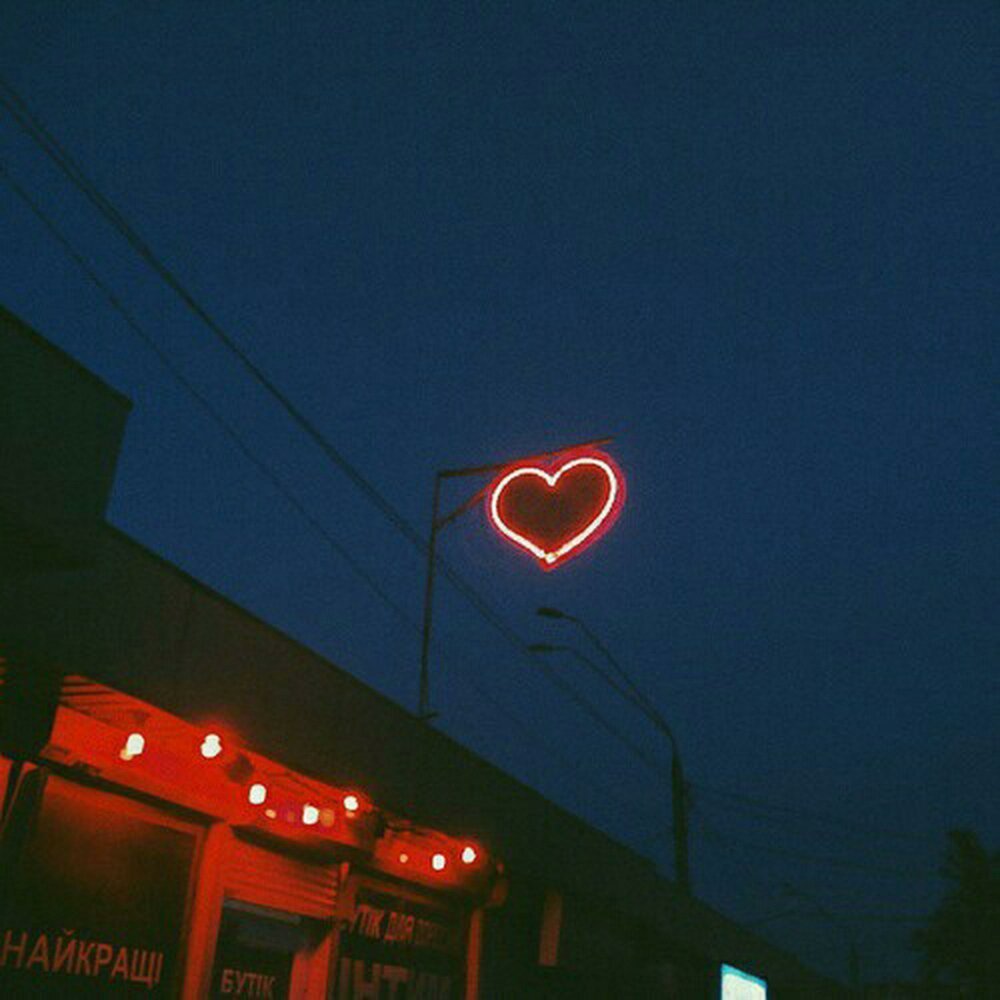 Этой ночью что то сердце от любви. Сердечко на здании. Сердце Эстетика. Эстетичные сердечки. Красные сердечки эснтикп.