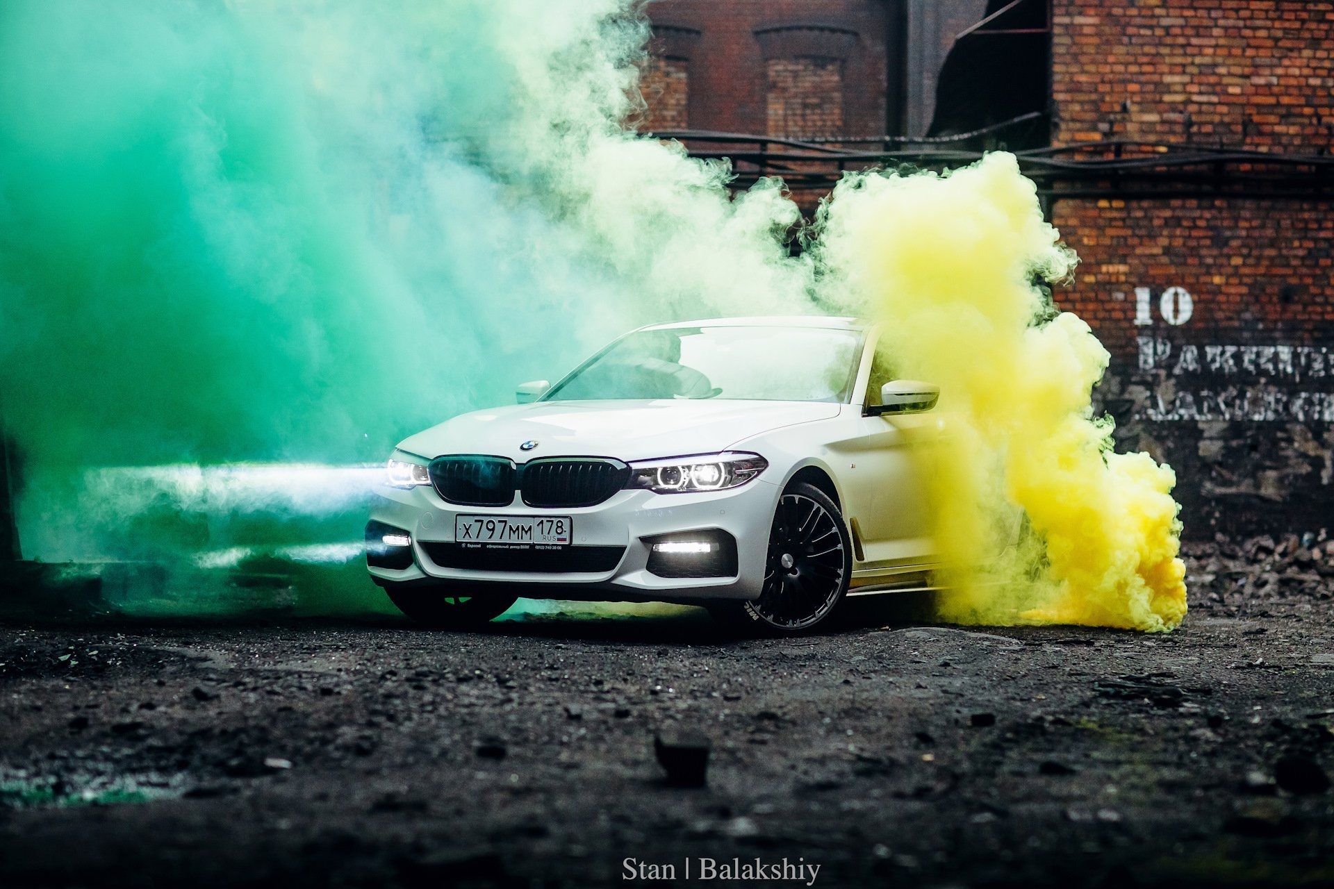 БМВ м5 дрифт. BMW дрифт м5 ф90. BMW M 5 F 90 С дымовой шашкой. BMW m5 дым.