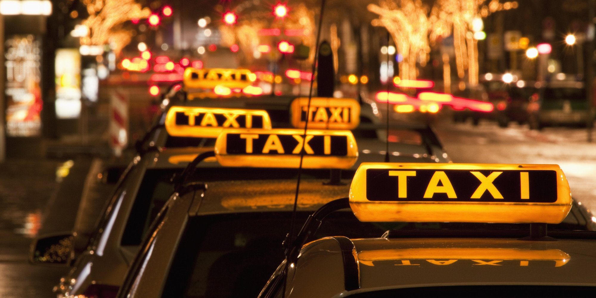 Такси. Такси фото. Красивое такси. Такси на фоне города.