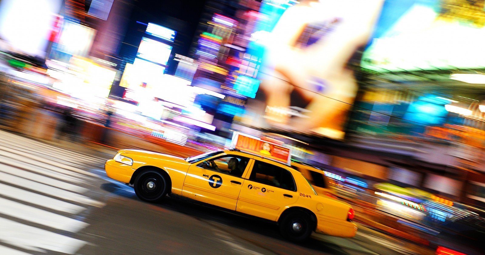 Нью Йорк Манхэттен такси. Такси Нью-Йорка с шашечками. New York Yellow Taxi пазл. Такси ночью.