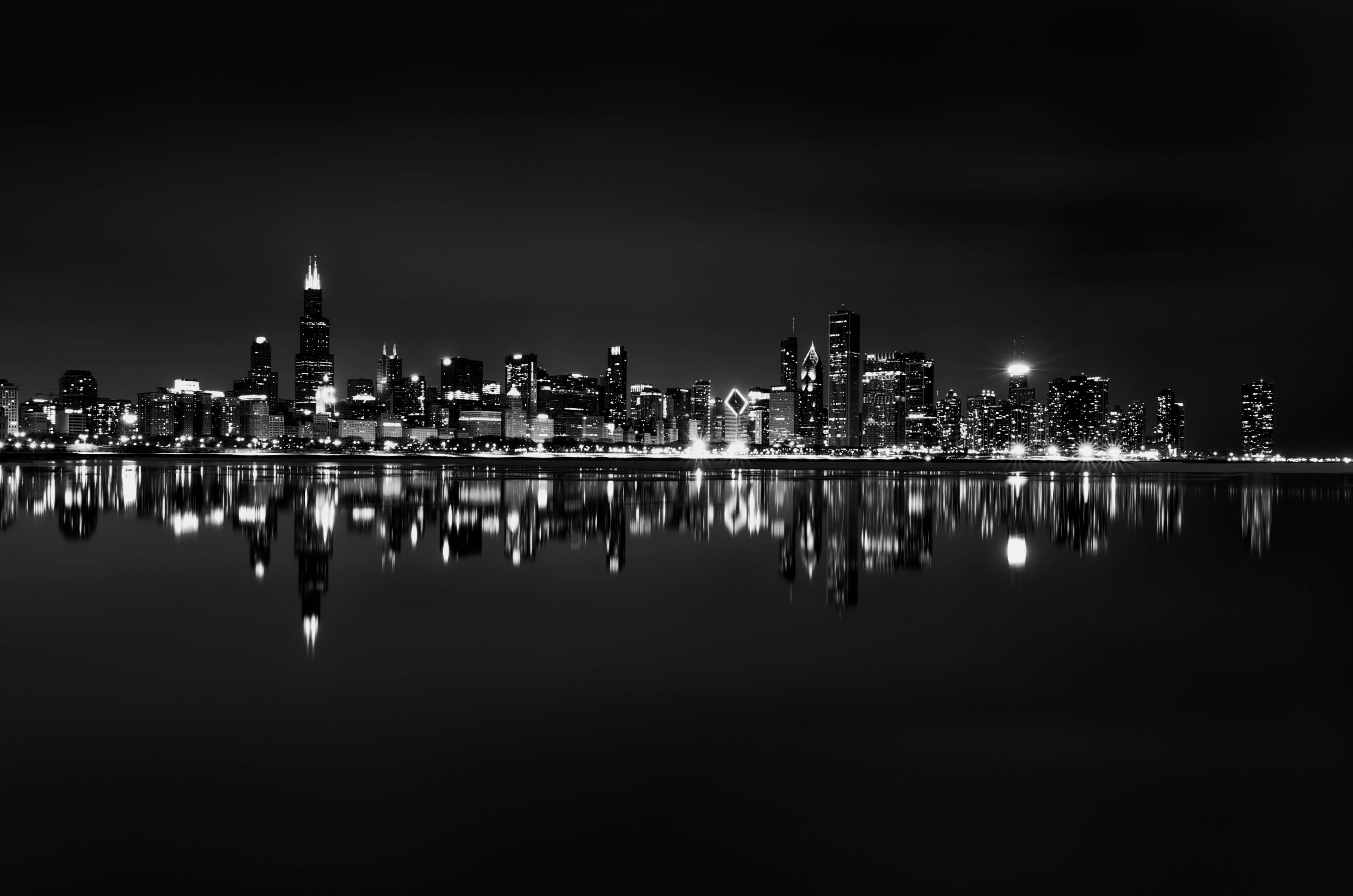 Картинка город черно белая. Ночной город черно белый. Панорама ночного города. Город в черно белом цвете. Ночной пейзаж города.
