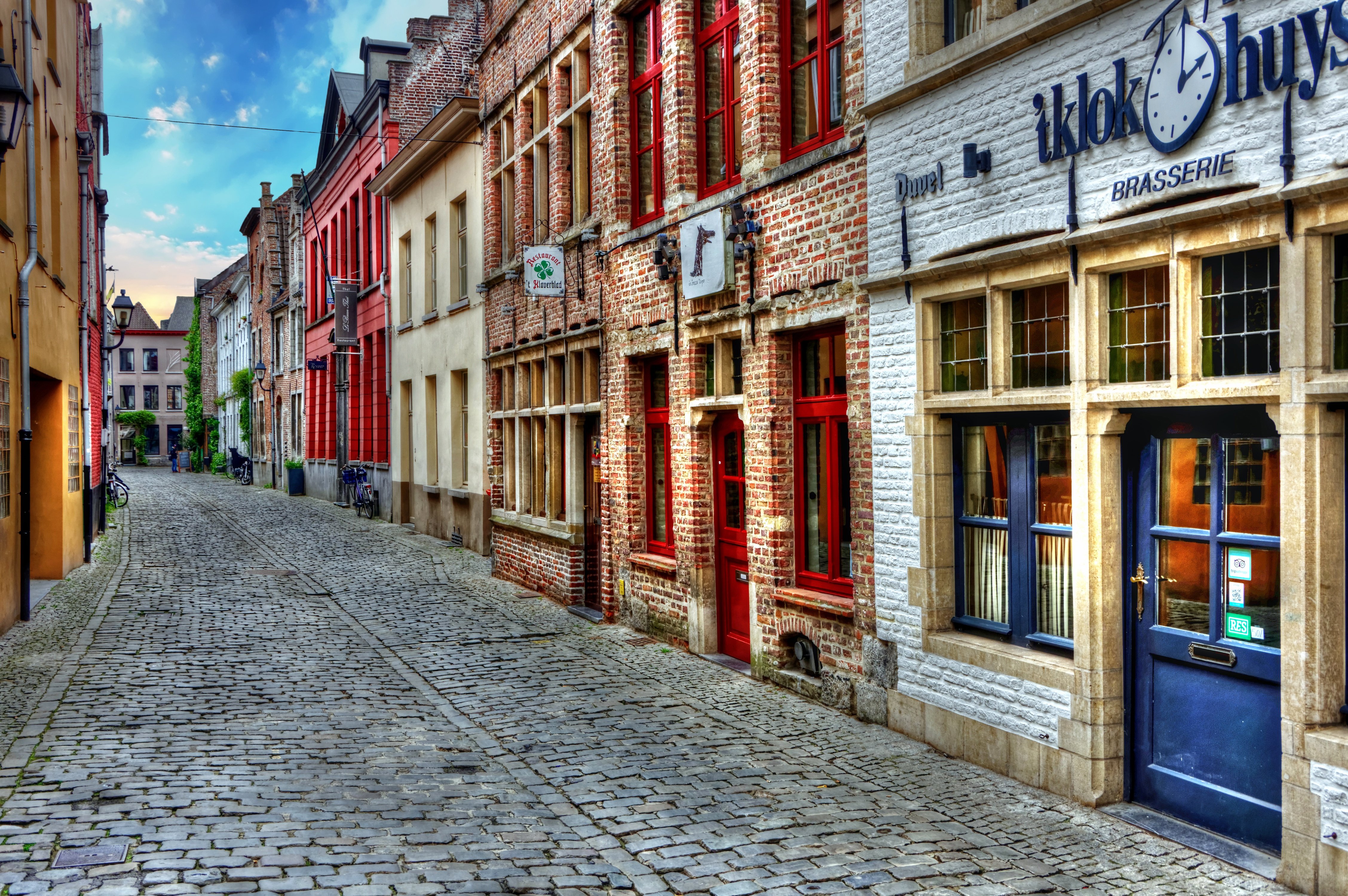 Любая улица и дом. Гент улочки. Гент улицы города. Гент Бельгия улицы. Европа старый город узкие улицы улочки мощеные.