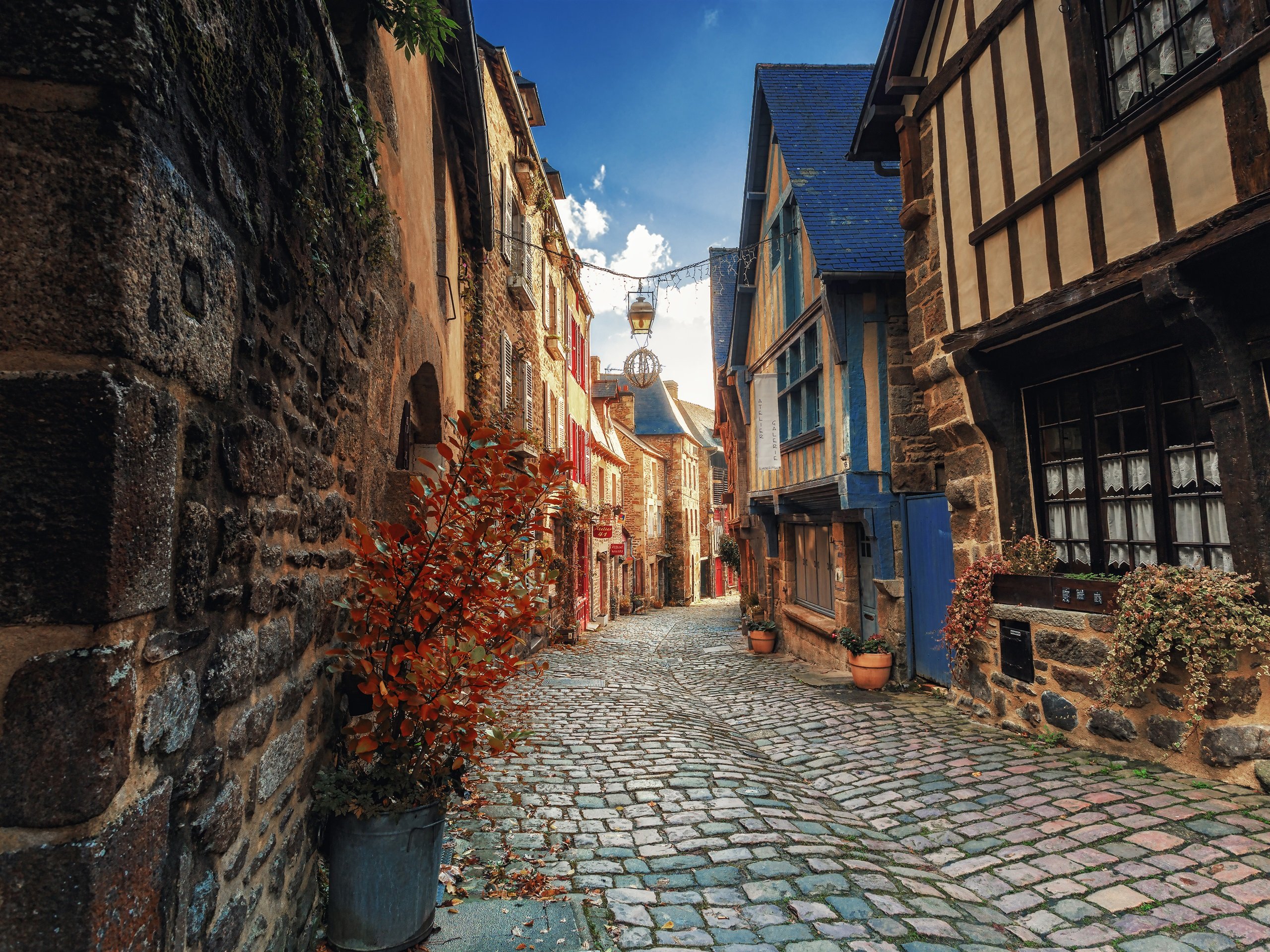 Особенности старых городов. Динан Франция. Динан Бретань Франция. Динан Франция улицы. Старинная улочка мощеная во Франции.