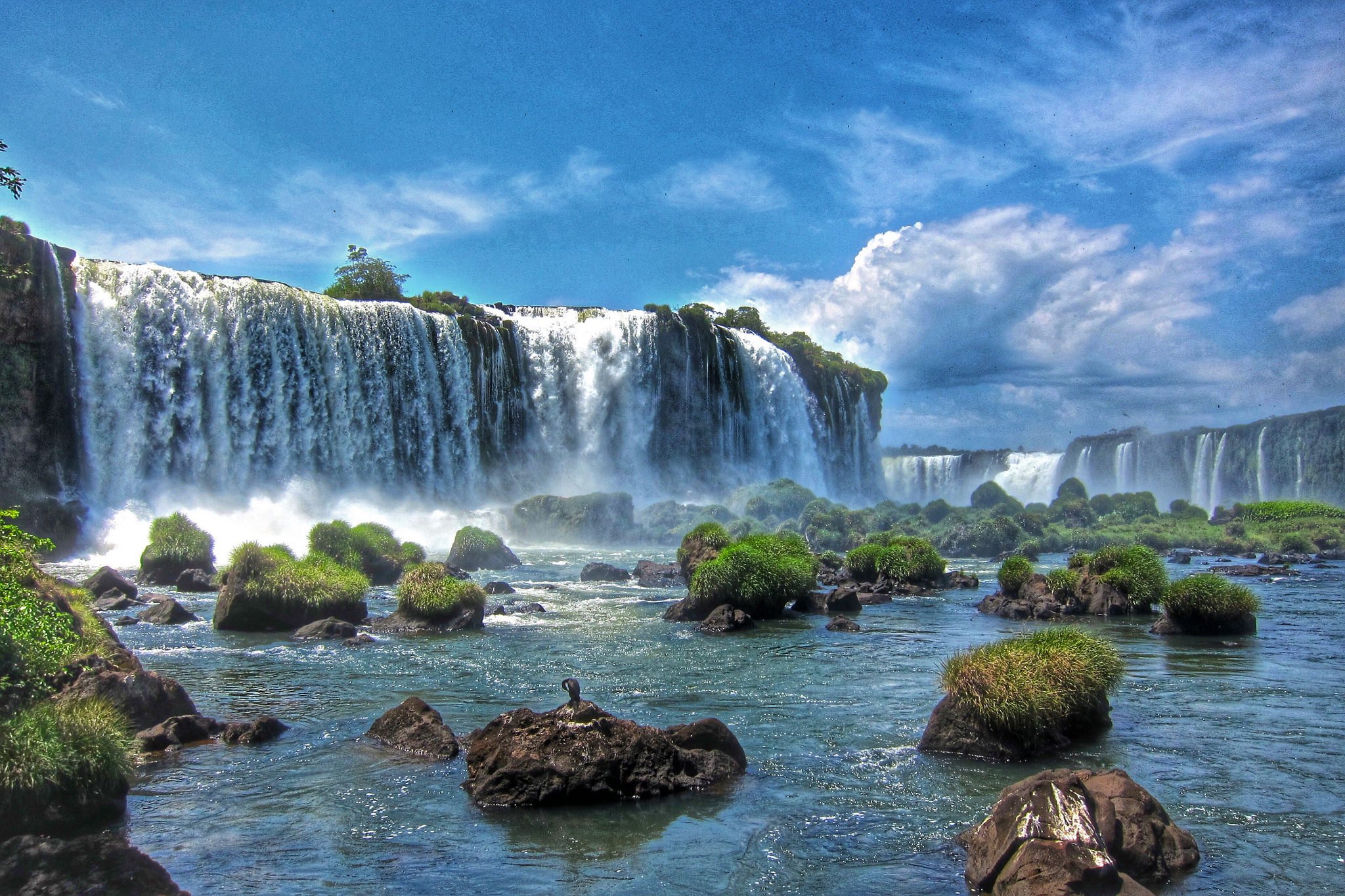 Водопады ю. Водопады Игуасу Аргентина Бразилия. Водопад Игуасу панорама. Водопады Игуасу 2560. Аргентина пейзаж водопад Игуасу.