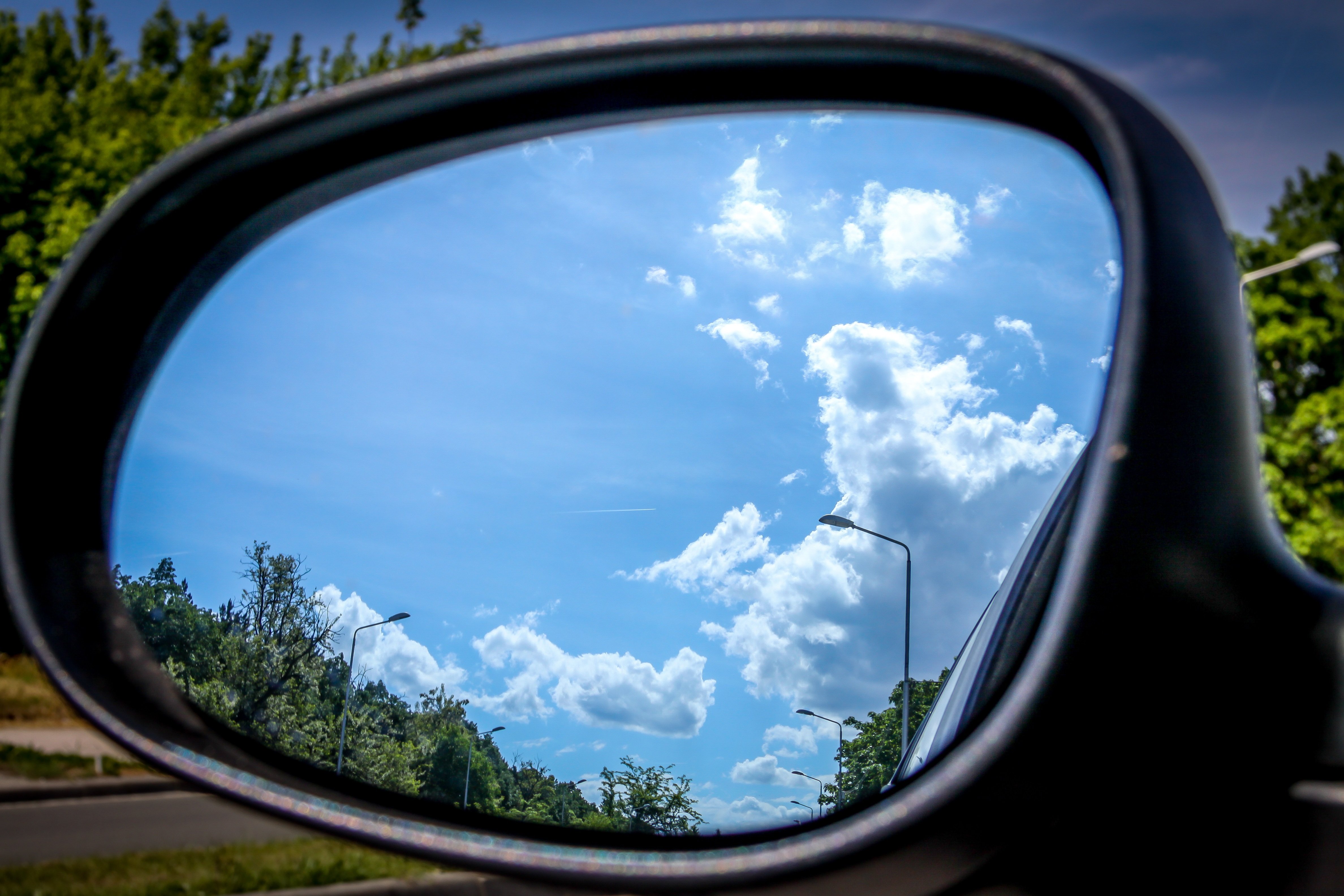 Окно машины. Отражение в зеркале. Зеркало автомобиля. Отражение в зеркале машины. Видны только в отражении