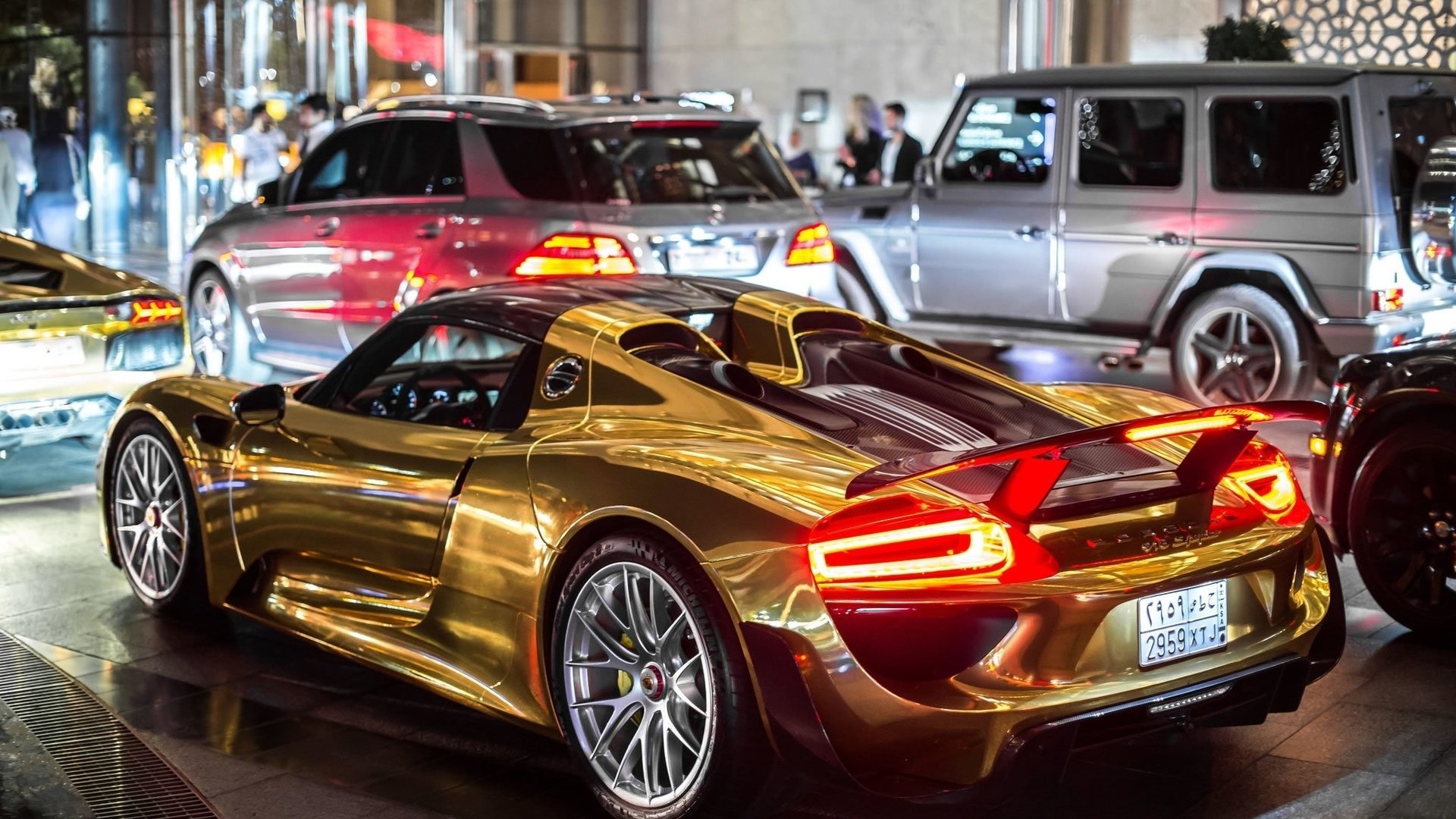 Золотистый авто. Порше 918 Spyder Dubai.. Золотой Porsche 918. Порше 918 Gold. Золотой Порше 918 Спайдер.