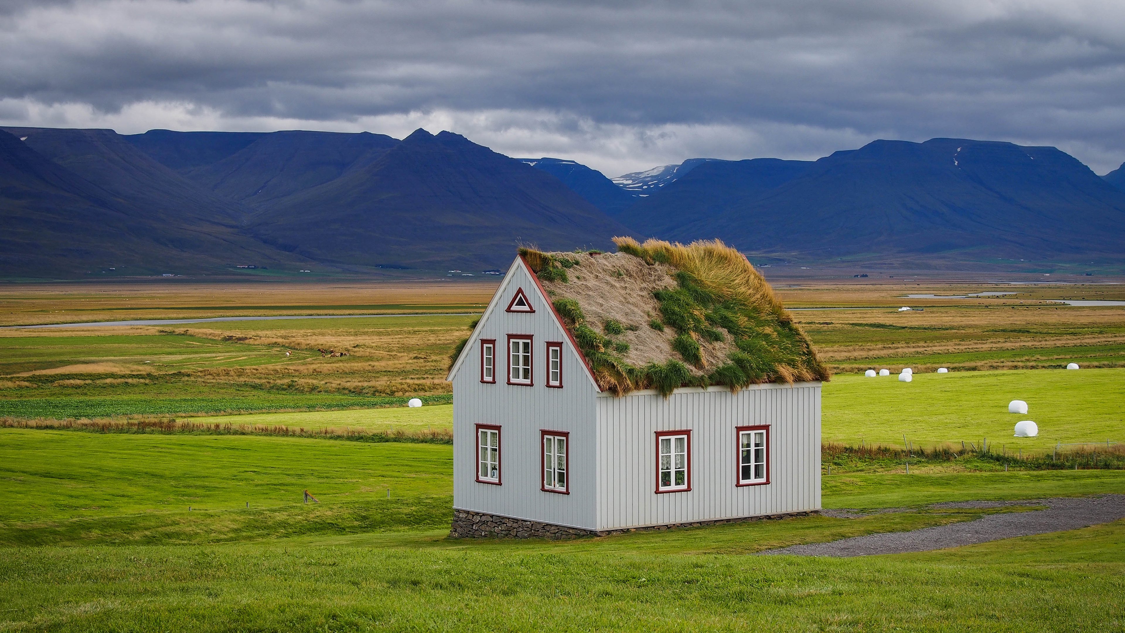 Одиноко стоящий дом. Альтинг Исландия. Дом в Исландии. Фарерские острова архитектура. Дом в поле.