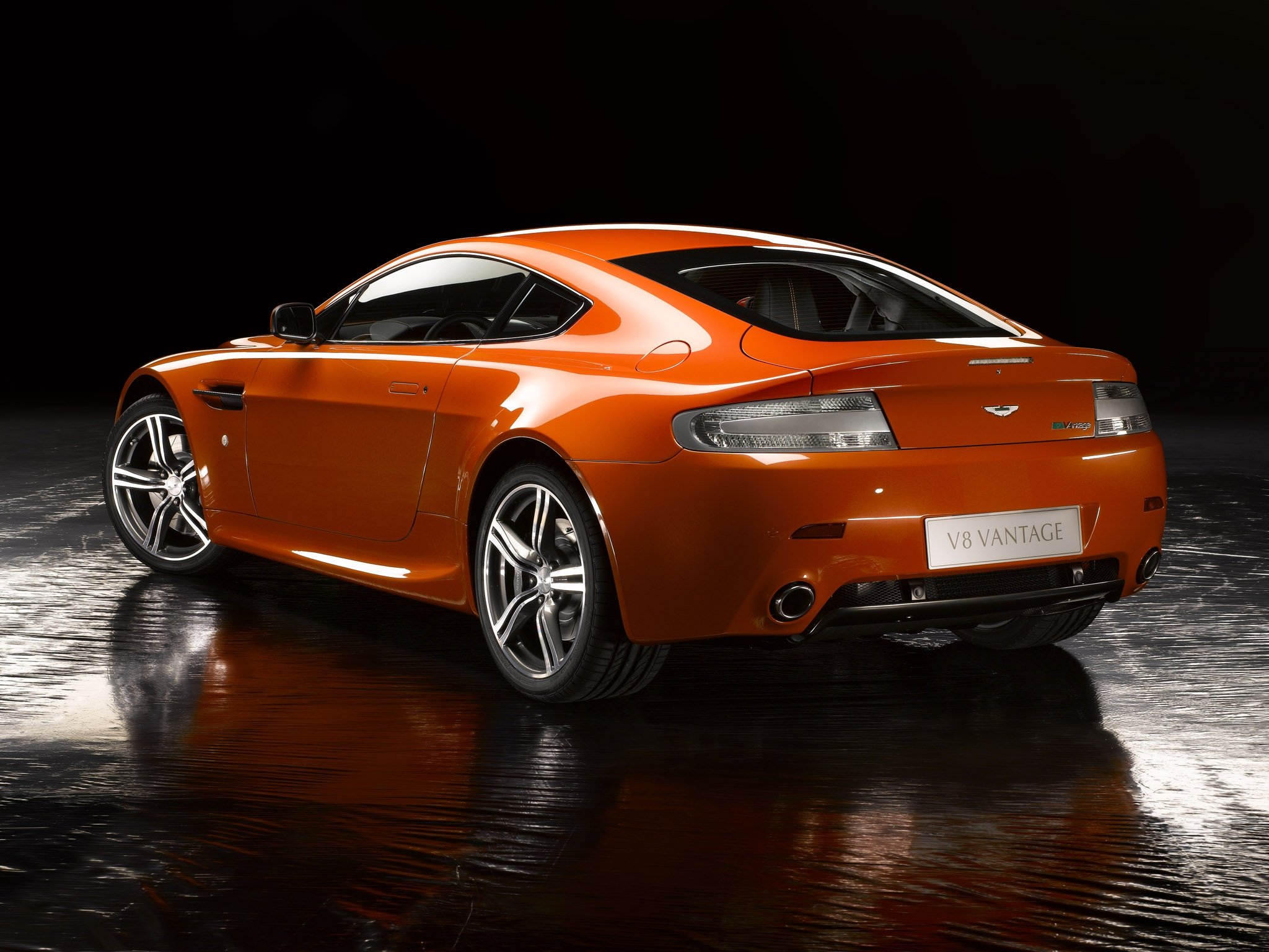 Включи оранжевый автомобиль. Aston Martin v8 Vantage 2008. Aston Martin n400.