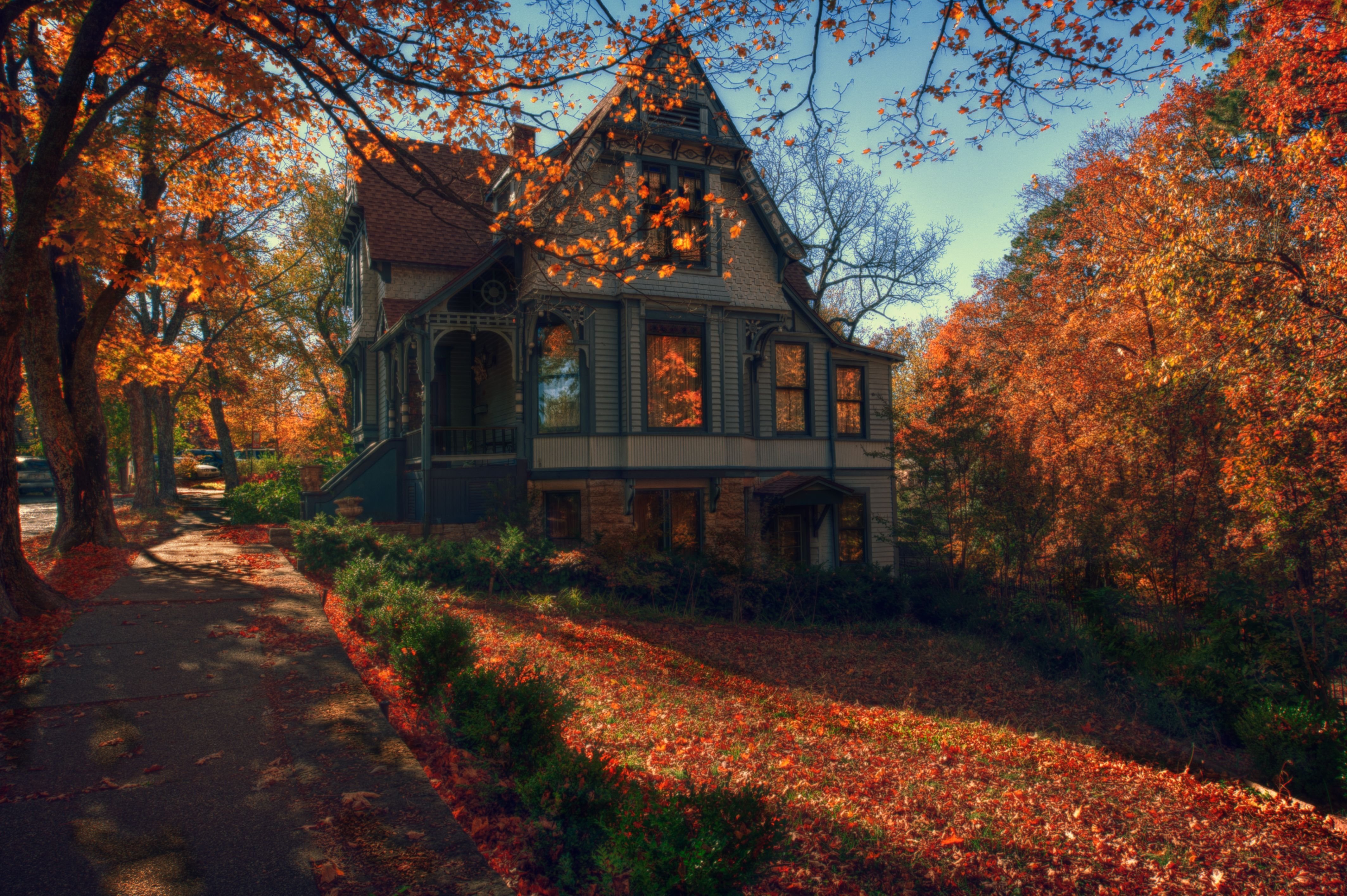 Вечер дом осень. Брюсов дачи осенью. Викторианский особняк Спайдервик. Осенний дом. Уютный домик.