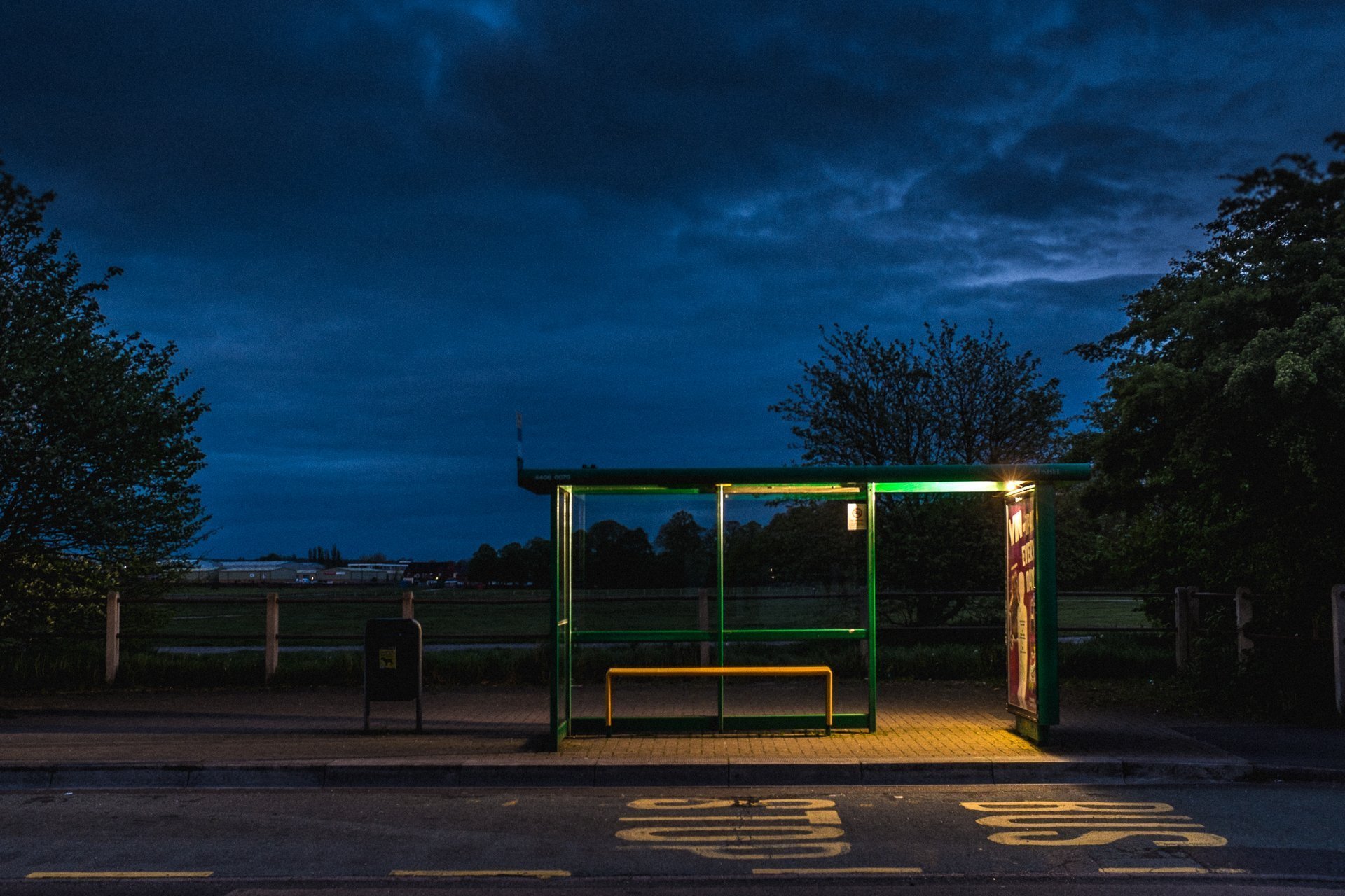 Остановка. Автобусная остановка. Остановка ночью. Остановка в лесу. Загородные остановки